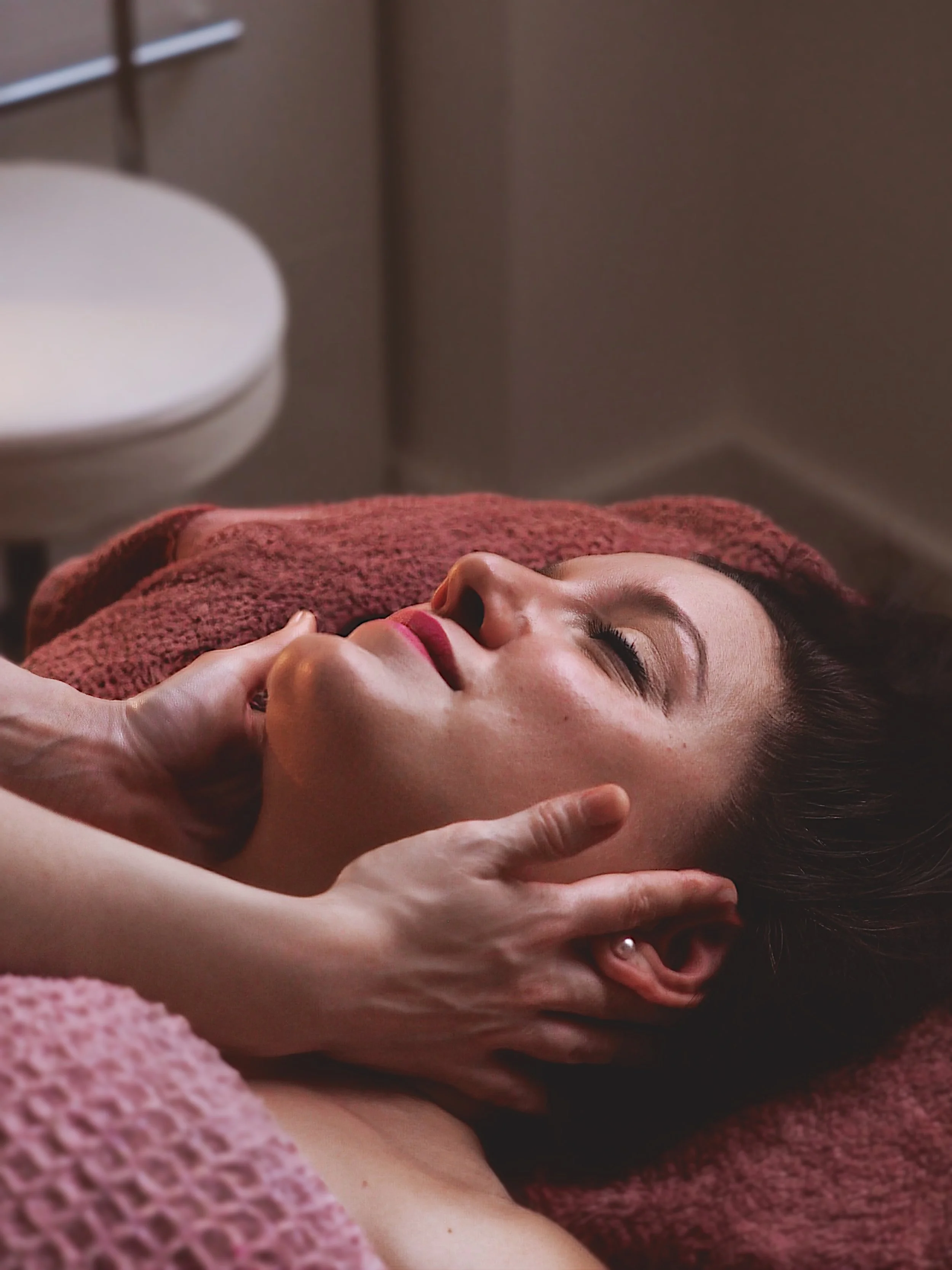 Vodder manual lymphatic drainage facial in marylebone london for puffiness, jaw pain, and skin health. Gentle Face therapy