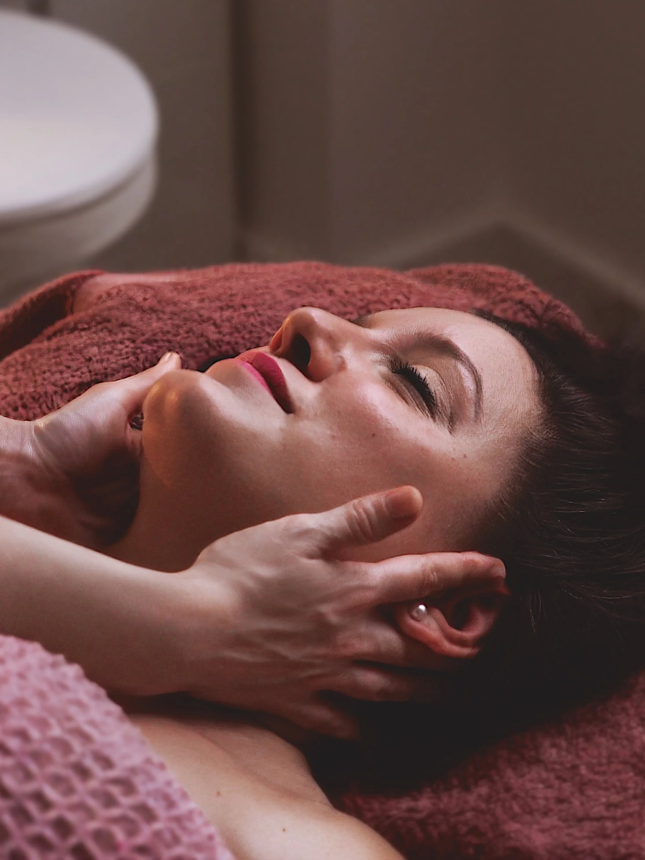 5 Hidden Signs Your Face Needs Lymphatic Drainage