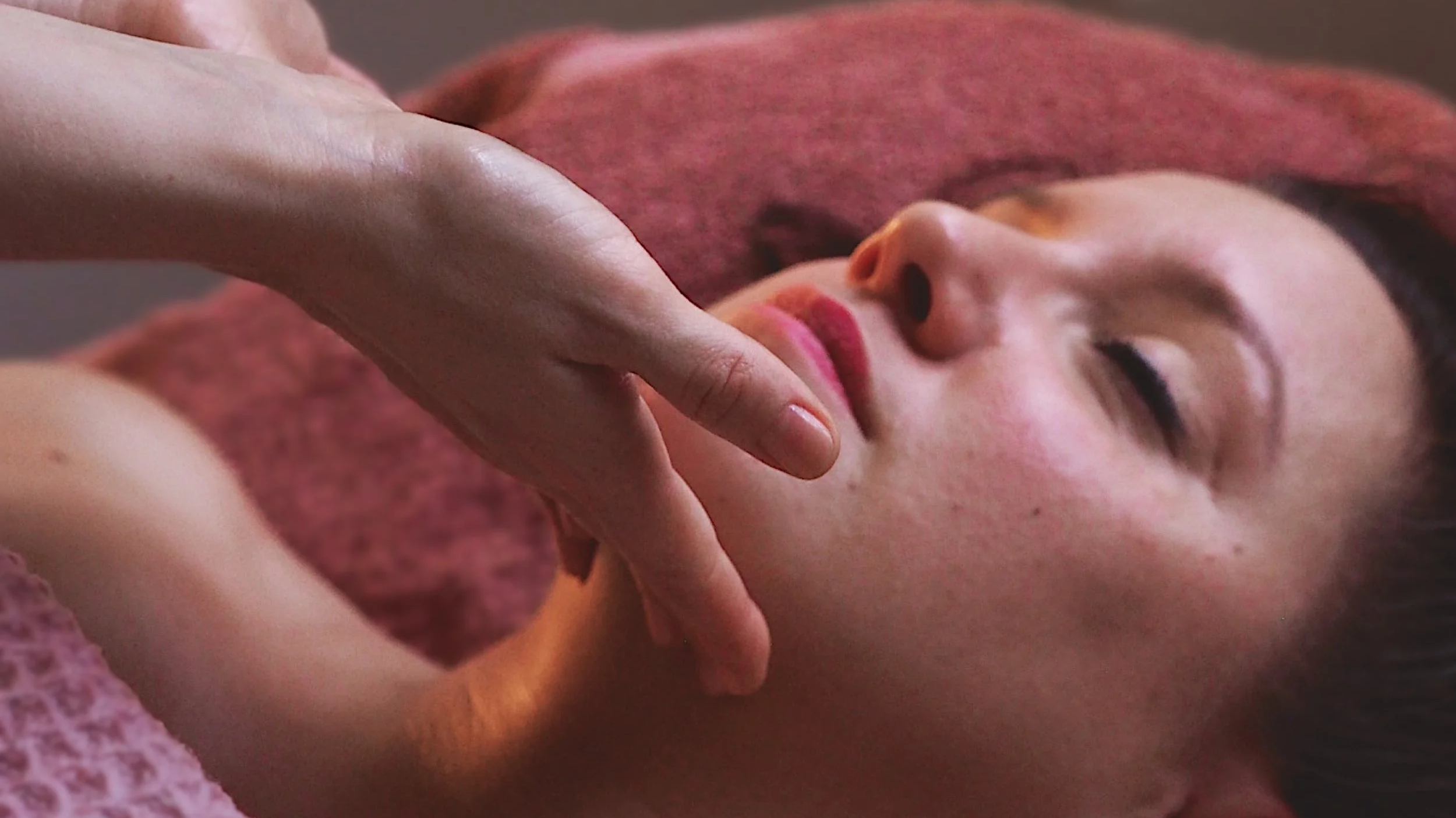 Vodder manual lymphatic drainage facial in marylebone london for puffiness, jaw pain, and skin health