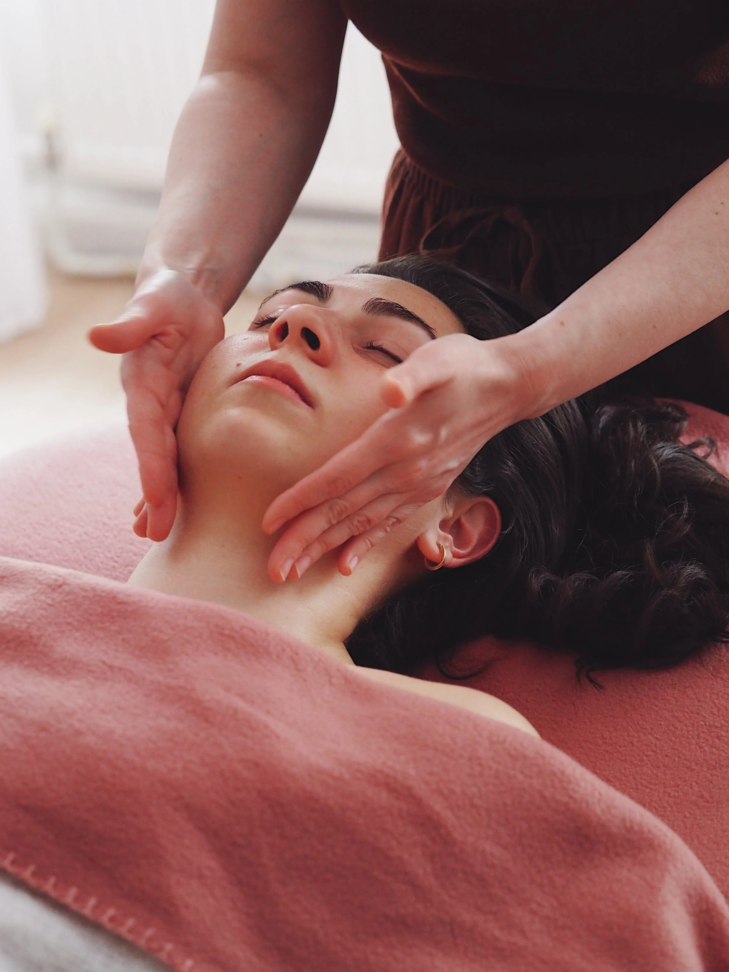 Natural facial sculpting massage, buccal massage to lift and contour, improves lymphatic drainage on the face in marylebone london