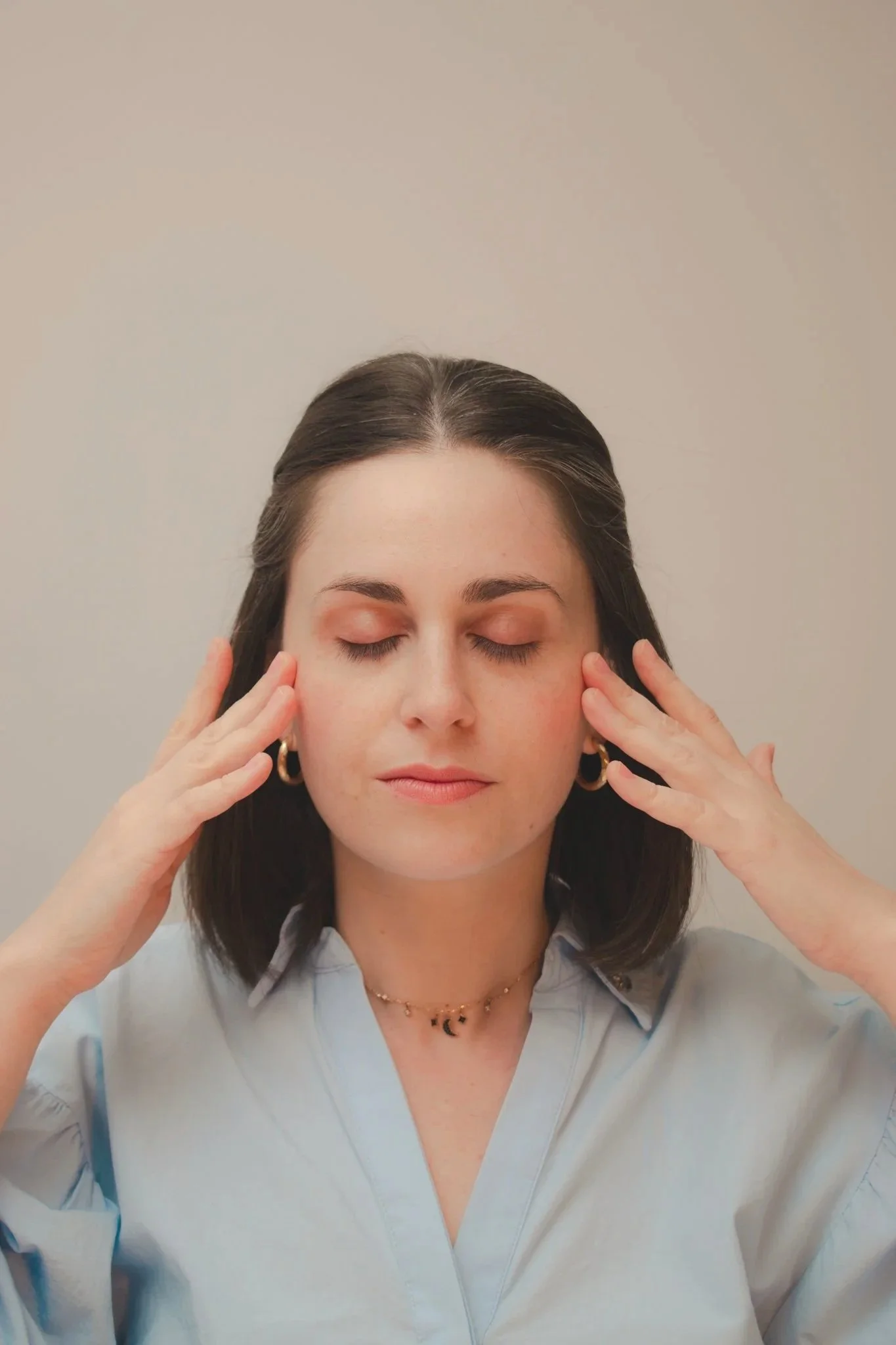 Guided course to learn facial massage at home to improve lymphatic drainage and reduce jaw pain