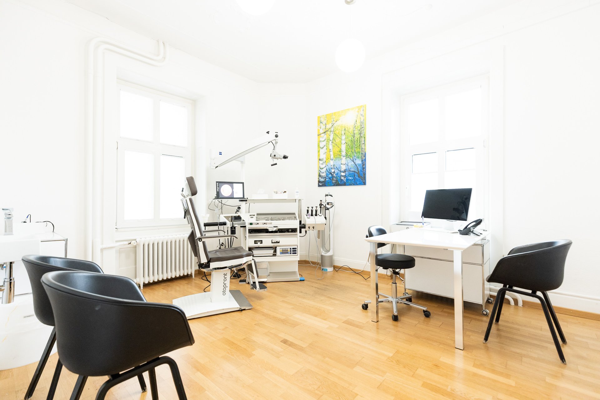 Ein modernes, freundliches Arzt-Untersuchungszimmer für Nasenbluten, Ohrreinigung, Ohrspülung, Stimmbanduntersuchung, Nasenuntersuchung.