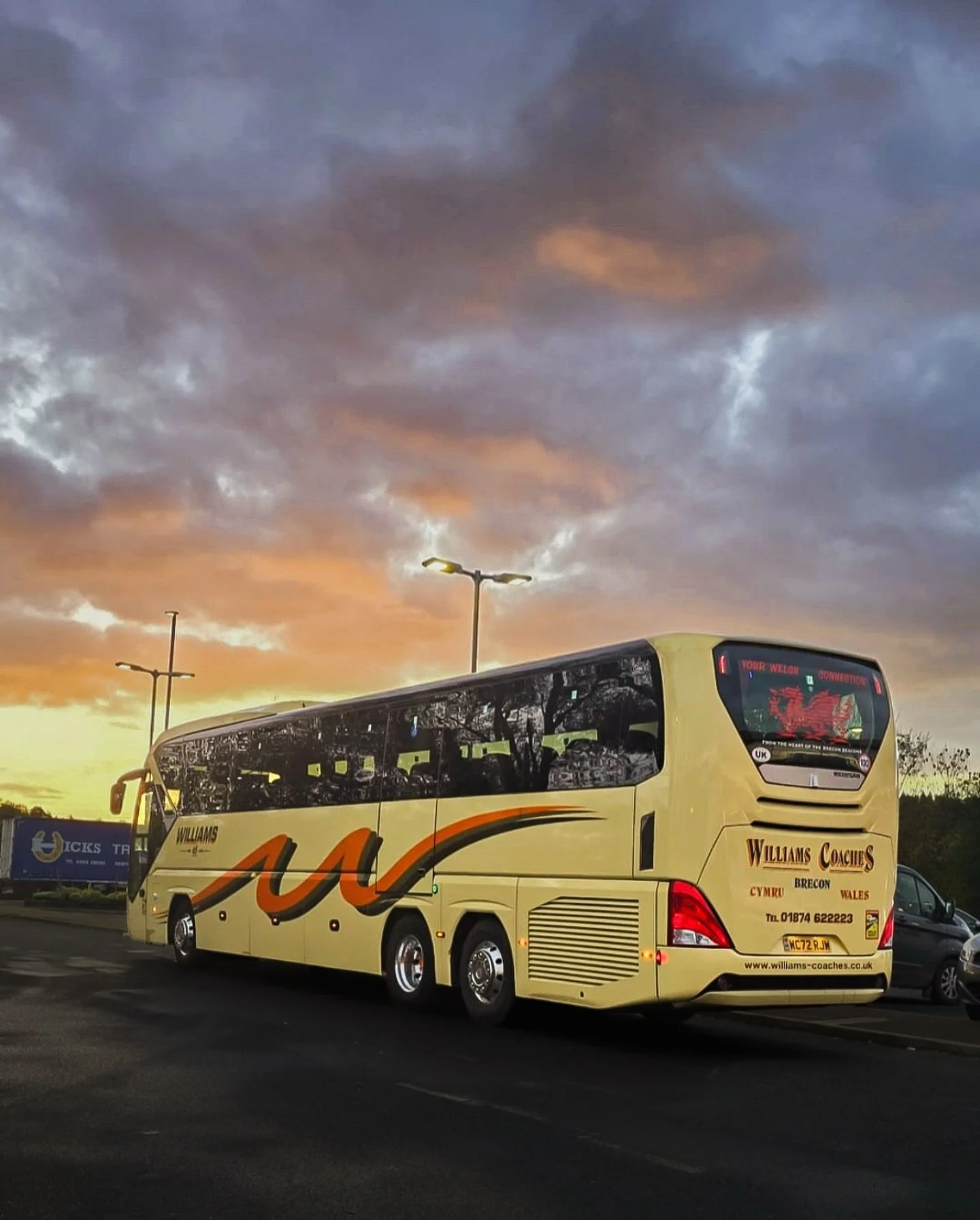 Ashley captured this dramatic shot of our #neoplantourlıner while on an early morning trip to Birmingham Airport 🚌 ✈️ 

#coachhire #coachhirewales #teamwilliams #williamscoaches #teamworkmakesthedreamwork #orangeandcreamlivingthedream #yourwelshconn