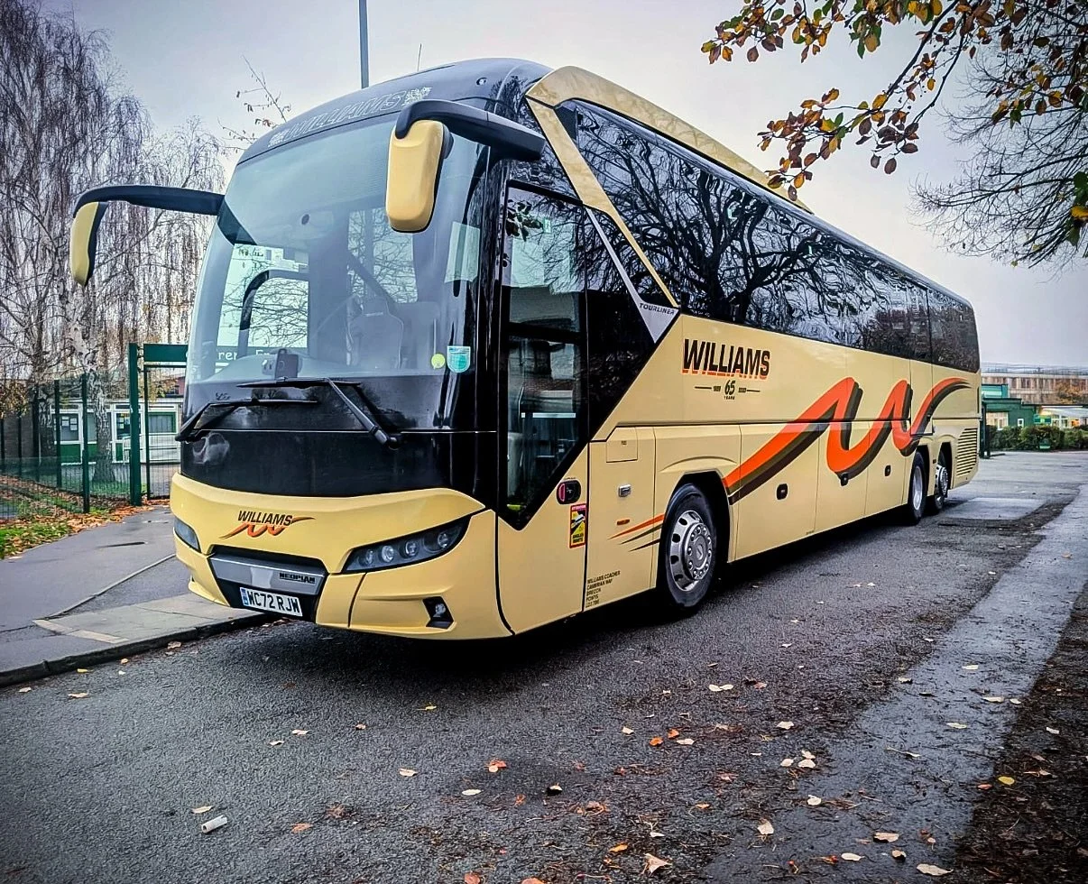 Beccy had the dreaded Monday morning alarm for an early pickup in London, but at least she done it in style in our #neoplantourlıner 💪 

#coachhire #coachhirewales #teamwilliams #williamscoaches #teamworkmakesthedreamwork #orangeandcreamlivingthedre