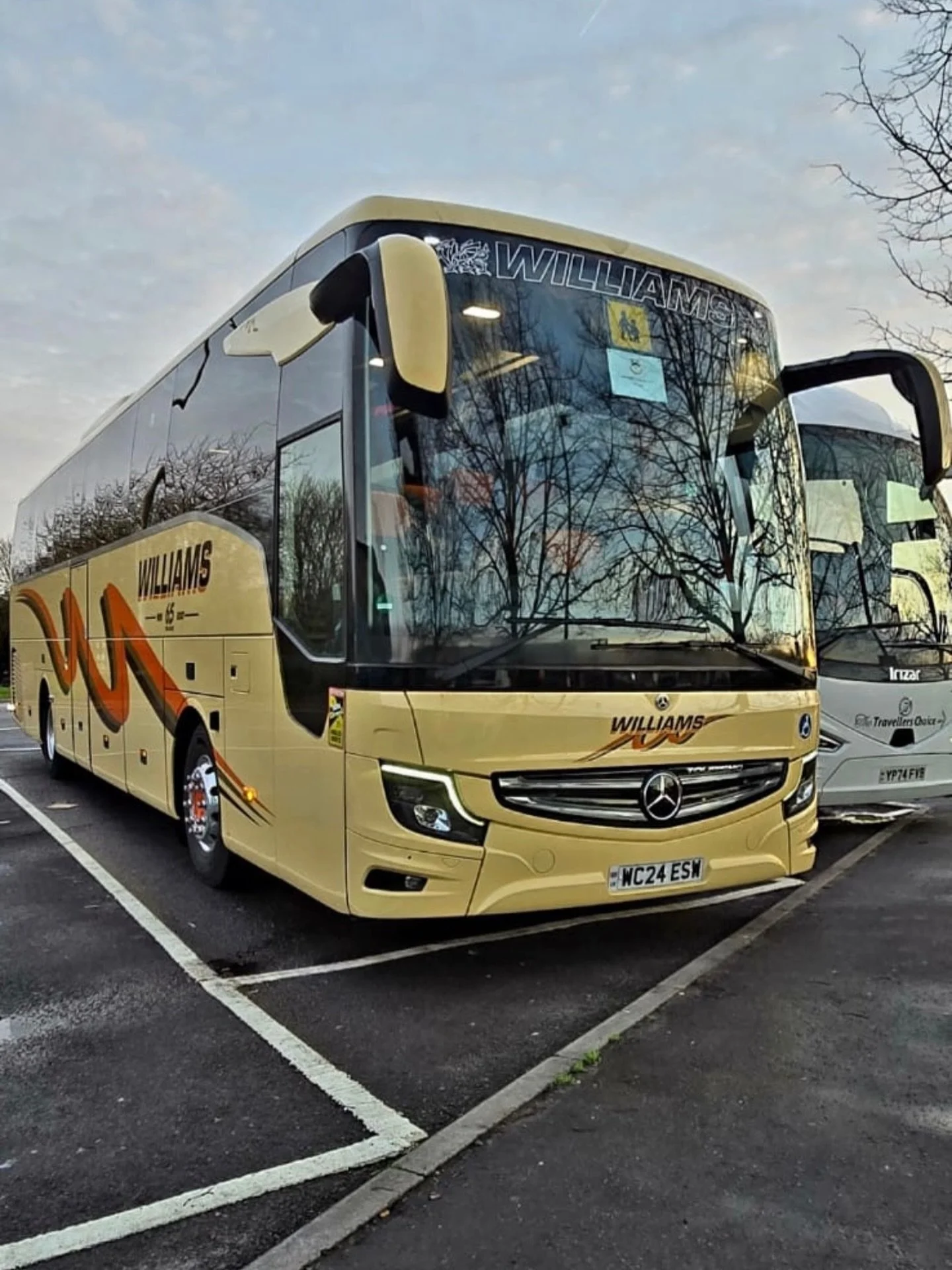 And they&rsquo;re off ⛷️ ❄️ ⛄️ 

This group of excited pupils (and teachers) are having their first pit stop as they head to the snowy hills of Andorra 🇦🇩 🏴󠁧󠁢󠁷󠁬󠁳󠁿 

#coachhire #coachhirewales #teamwilliams #williamscoaches #teamworkmakesthed