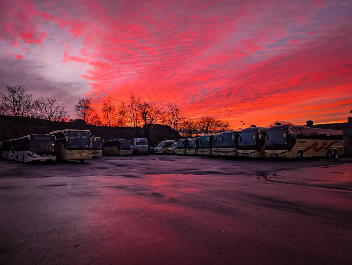 Red sky at night, shepherd&rsquo;s delight 🌅

A good sign&hellip; especially when the alarm&rsquo;s going off far too early tomorrow ⏰