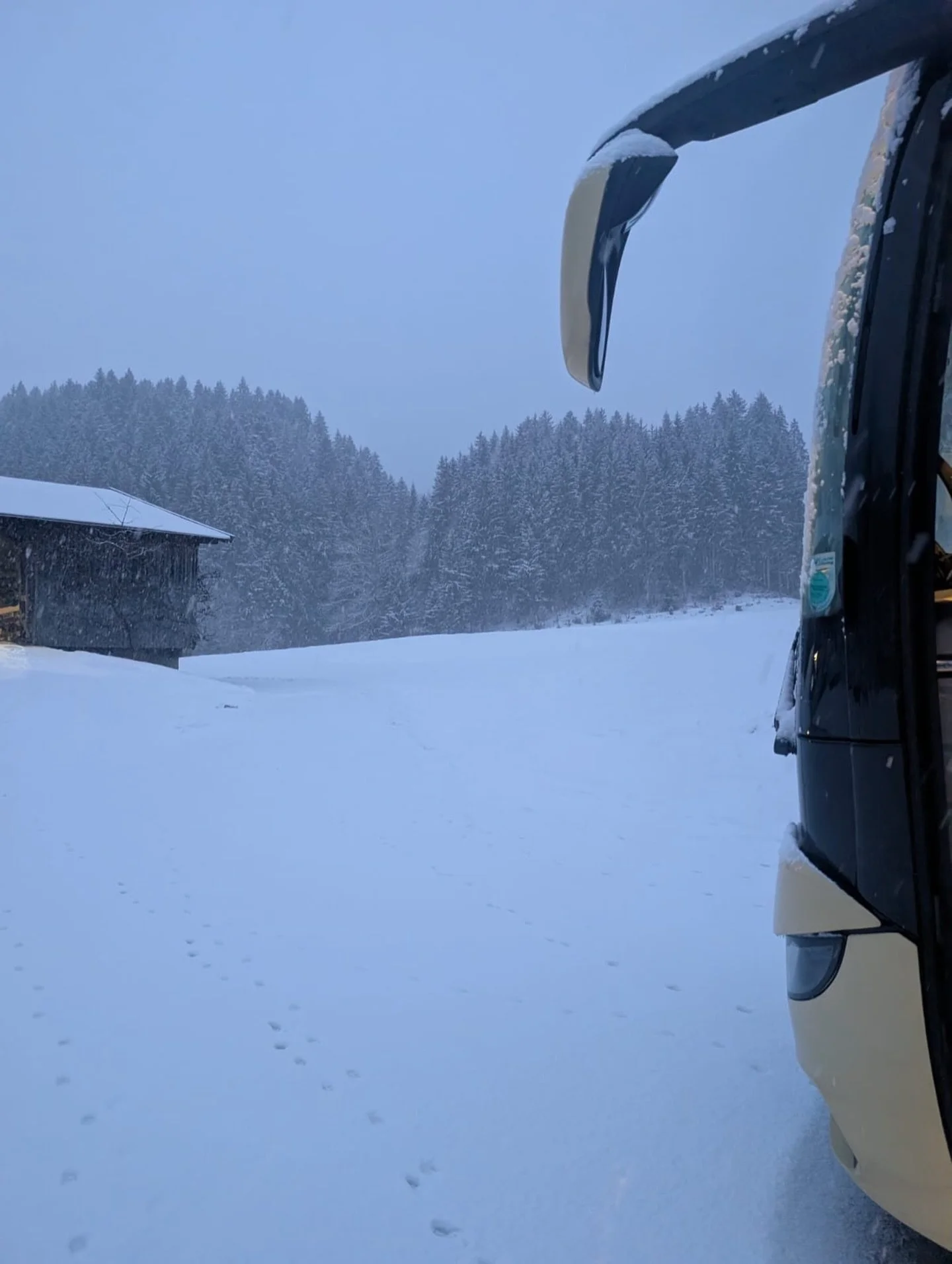#Becil have woke up to a light dusting of snow ❄️ 

Who doesn&rsquo;t love fitting snow chains on a cold Monday morning 🥶 

#coachhire #coachhirewales #teamwilliams #williamscoaches