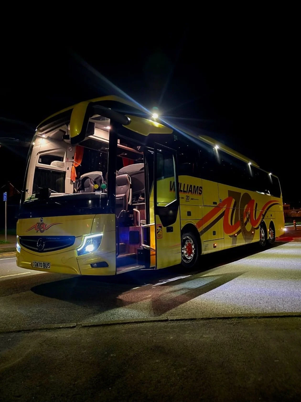 They say west is best, it is when our #mercedestourismo rolls into town 😎

📸 Ashley

#coachhire #coachhirewales #teamwilliams #williamscoaches