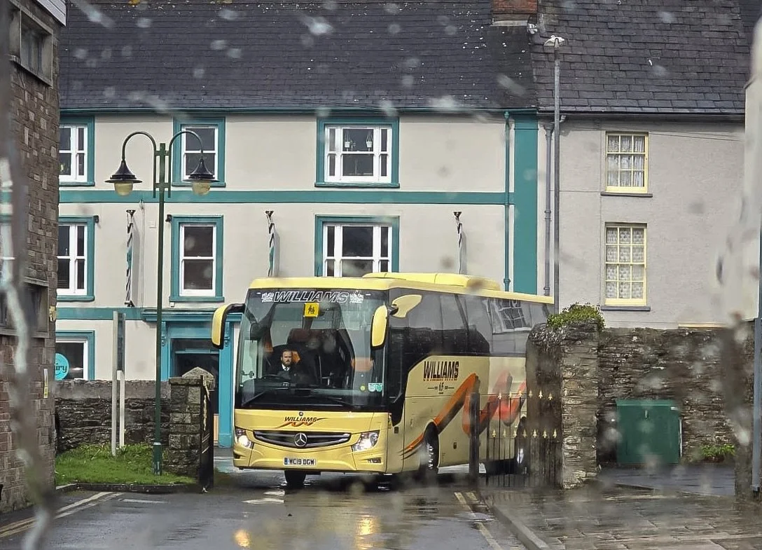 Not the easiest of entrances, but no problem for Arwel!

Captured here carefully manoeuvring into a tight school entrance to pick up students for a trip to the theatre 🎭 

#coachhire #coachhirewales #teamwilliams #williamscoaches #teamworkmakesthedr