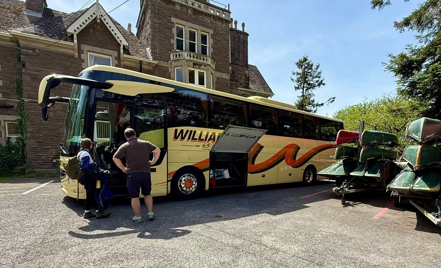 John snapped this picture of our Mercedes Tourismo while picking up a group returning to London. 

Some are sat in beer gardens sipping on a cold pint (of orange juice of course), others are loading 55 cases into a coach wearing a shirt and tie 🥵 


