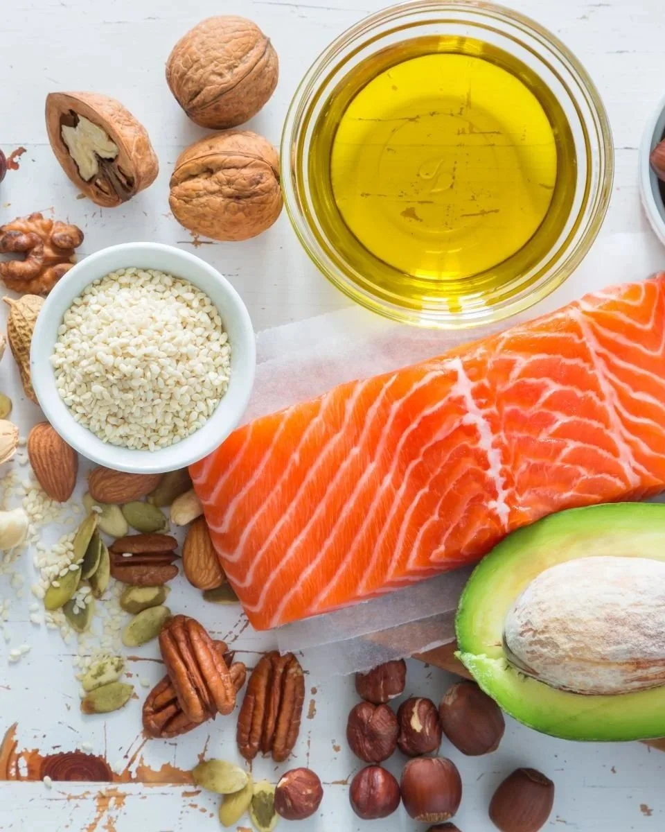 Laks, avocado, nødder, frø og olivenolie – fødevarer med sunde fedtsyrer.