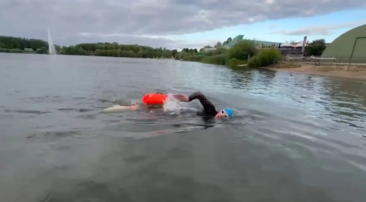 Persoon zwemt in de Gavers met veiligheidsboei