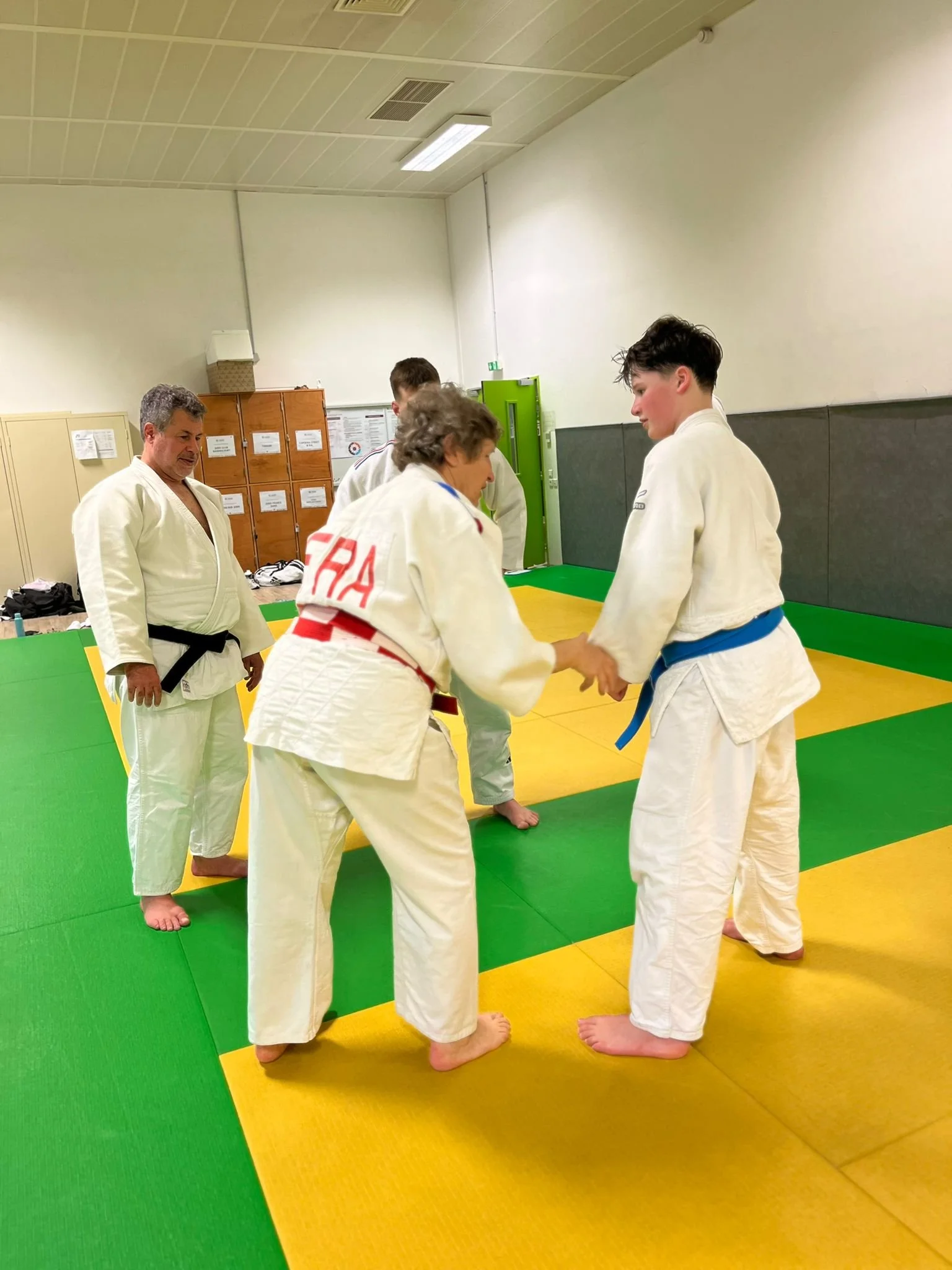 Laetitia corrige la saisie d'un jeune judoka ceinture bleue.