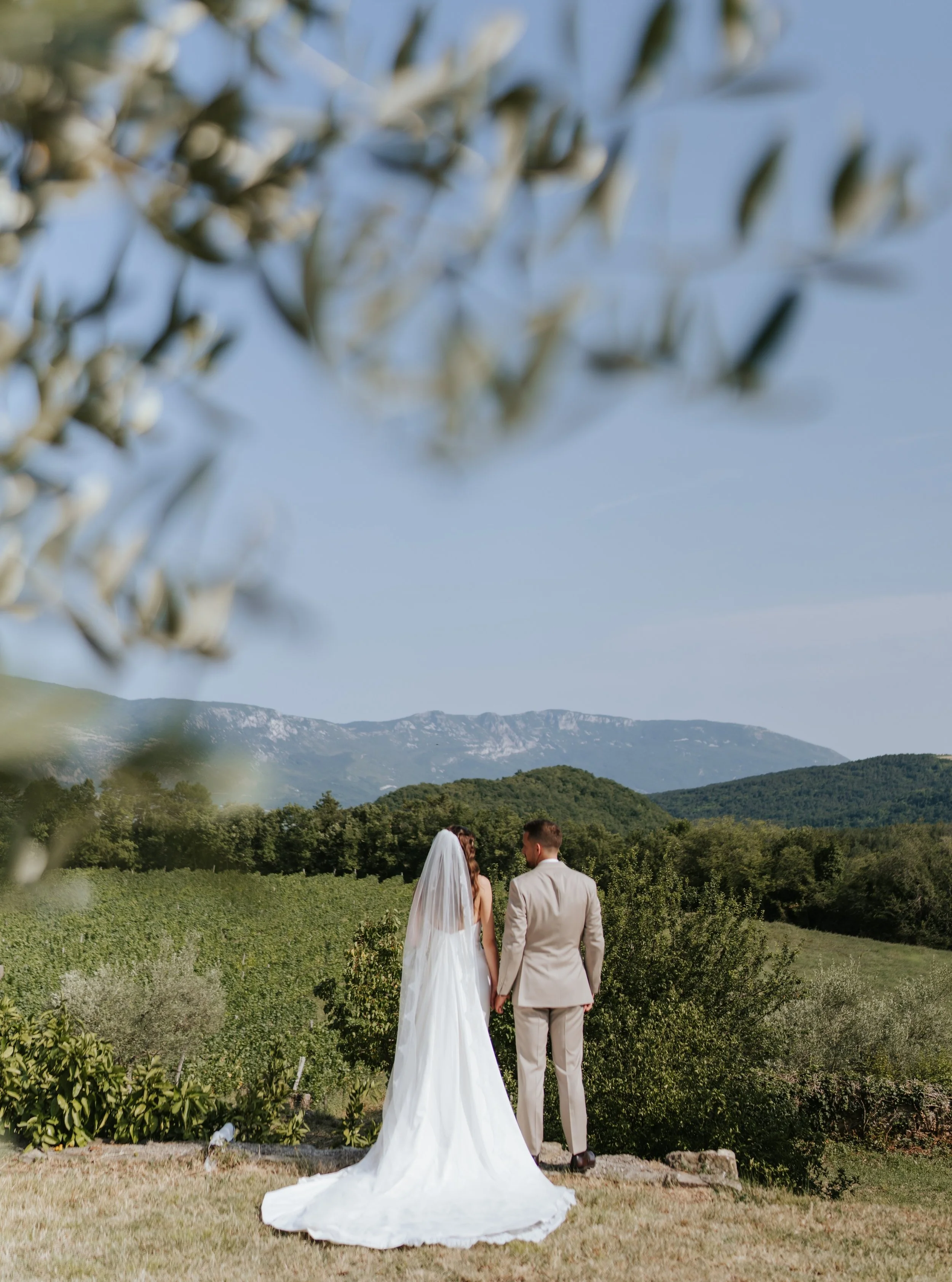 Some venues speak before anyone says a word! ✨

Castle Belaj is one of them. Stone walls that have stood for centuries, vineyards stretching out in every direction, and the kind of quiet that makes every promise feel even more permanent.

And this co