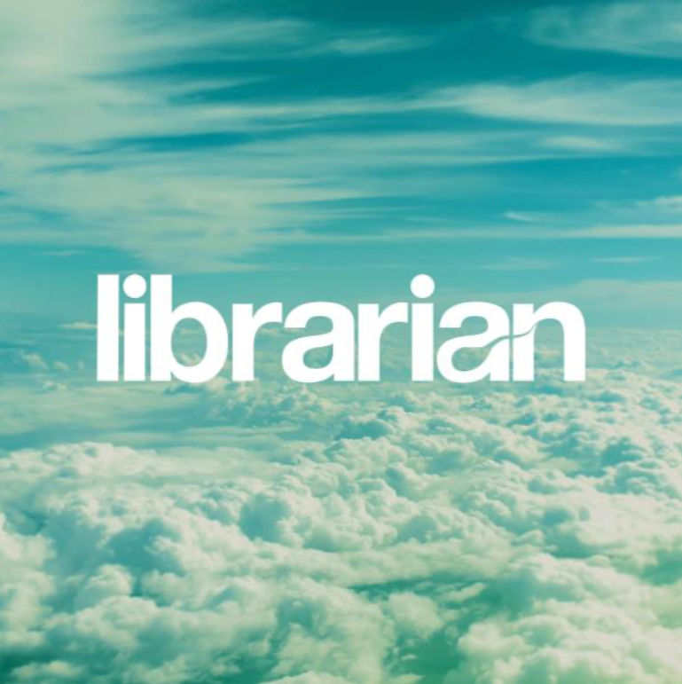 Image avec des nuages et un ciel bleu avec le mot 'librarian' écrit en blanc.