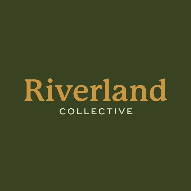 Logo avec le texte 'Riverland Collective' sur fond vert