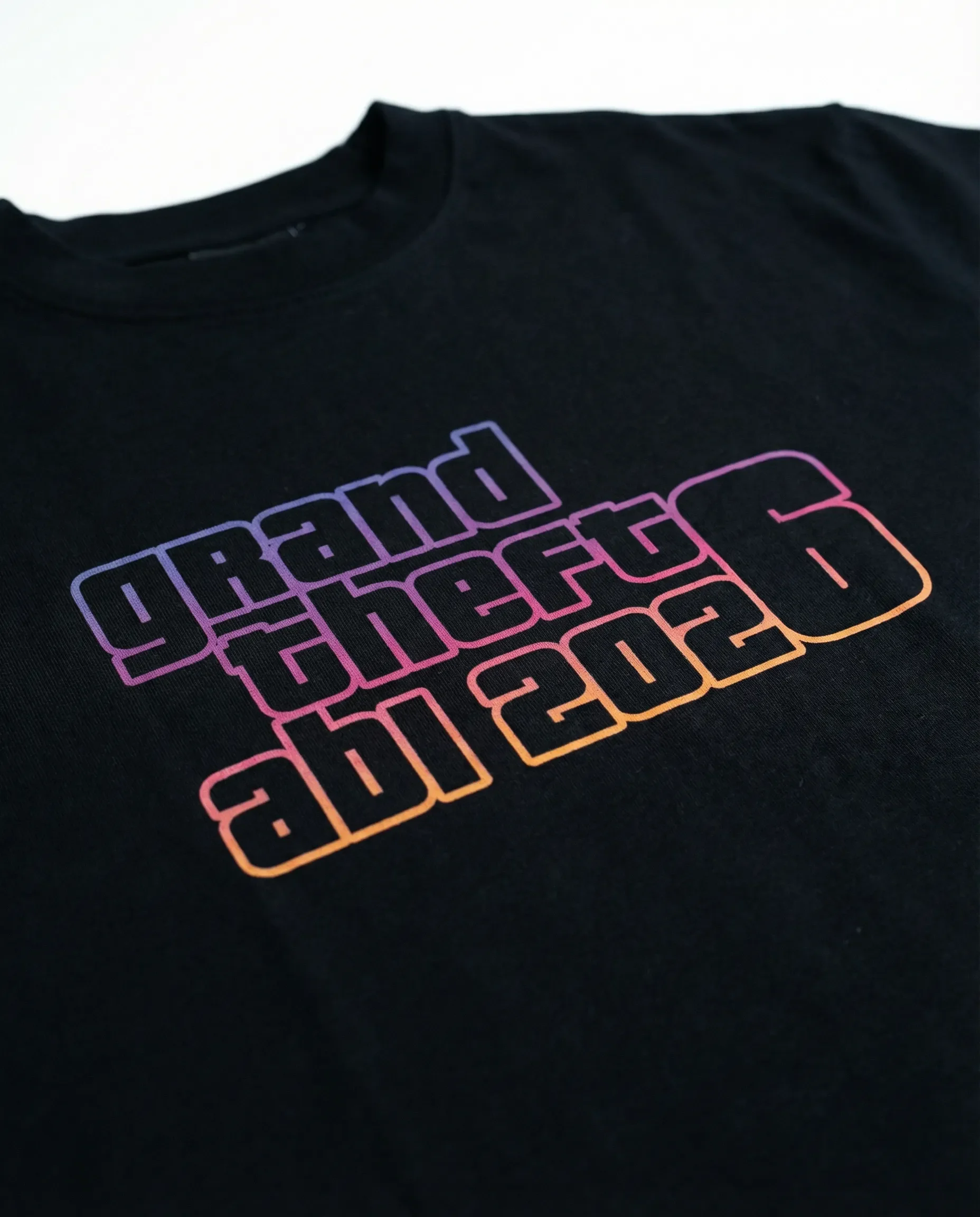 Schwarzes T-Shirt mit mehrfarbigem, futuristischem Textdesign 'Grand Theft Auto 2023'.