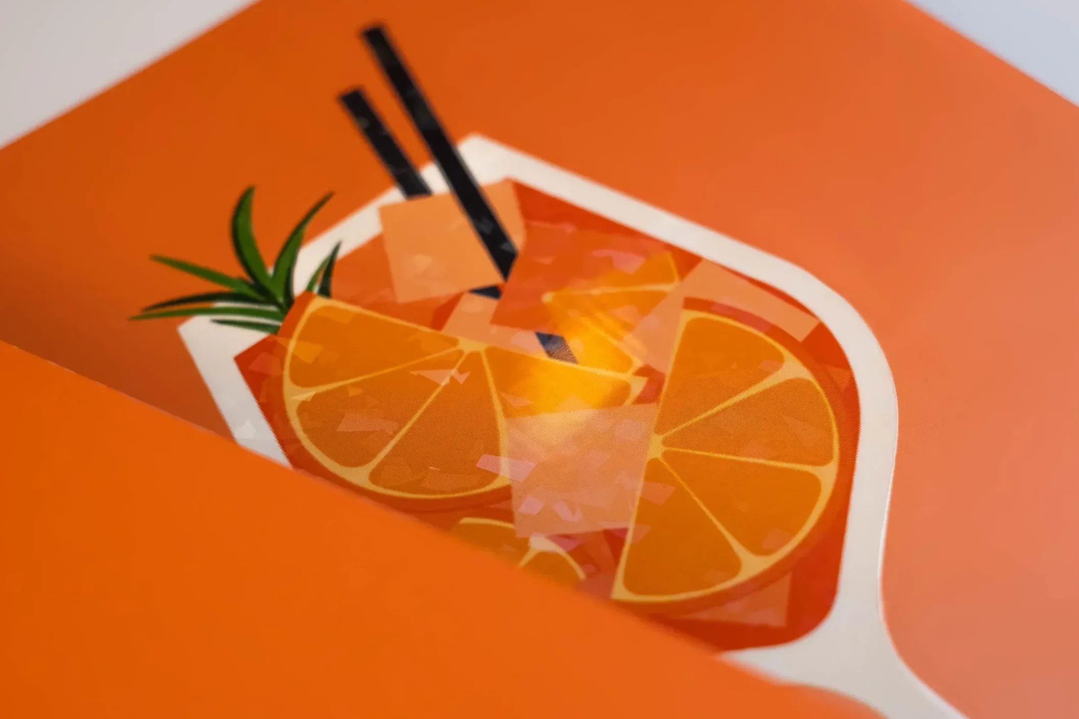 Illustration einer Orange in einer weißen Schüssel mit einigen Orangentropfen, begleitet von grünen Blättern und schwarzen Strohhalmen, auf einem orangefarbenen Hintergrund.