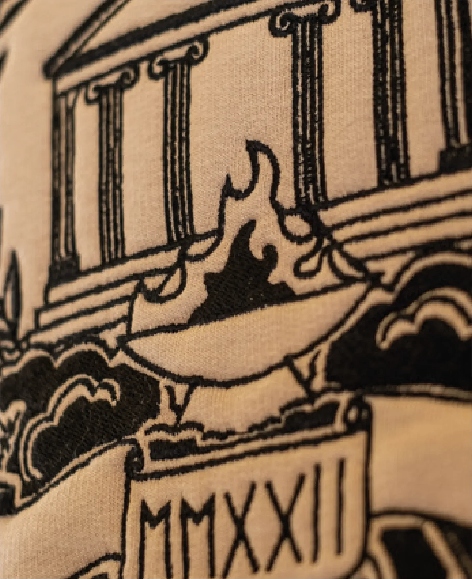 Druck mit antiker römischer Illustration in Schwarz auf beige Hintergrund, zeigt eine schiffartige Figur über einer römischen Inschrift 'MMXXIII'.