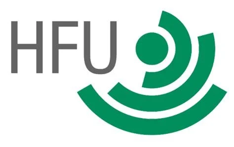 Das Logo der Hochschule Für Angewandte Wissenschaften Ulm (HFU) mit grauem Text und grünen kreisförmigen grafischen Elementen.