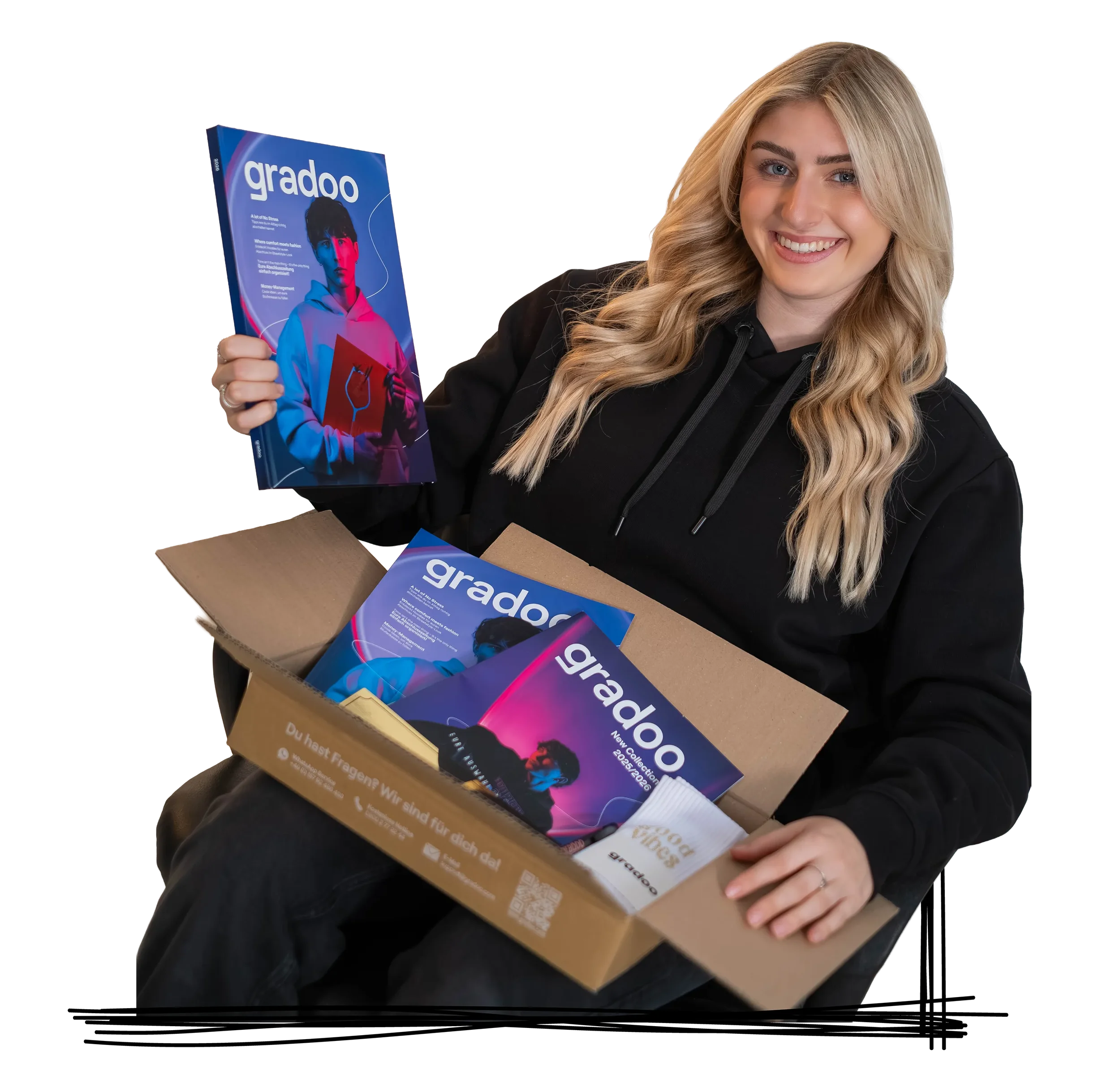 Eine lachende junge Frau mit blonden, lockigen Haaren sitzt mit einer Box voller gradoo-Magazine in ihren Händen.