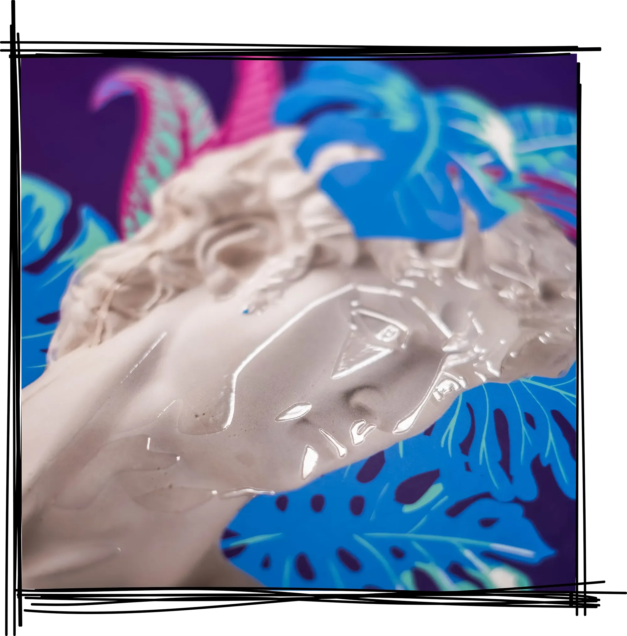 Kunstvolle Skulptur eines mythologischen Kopfes mit blauen und pinken tropischen Blättern im Hintergrund.