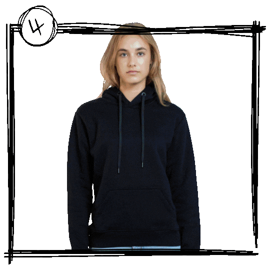 Junge Frau trägt schwarze Kapuzenjacke gegen braunen Hintergrund, handgezeichnete Rahmen und Zahl 4 oben links.