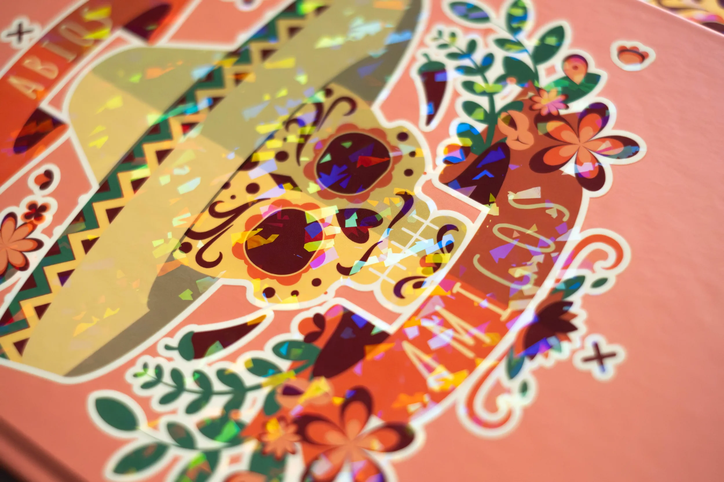 Bunte Sticker auf einer pinken Oberfläche, inklusive eines Totenkopf-Designs, Blumenmuster, Herzen und anderer dekorativer Elemente.