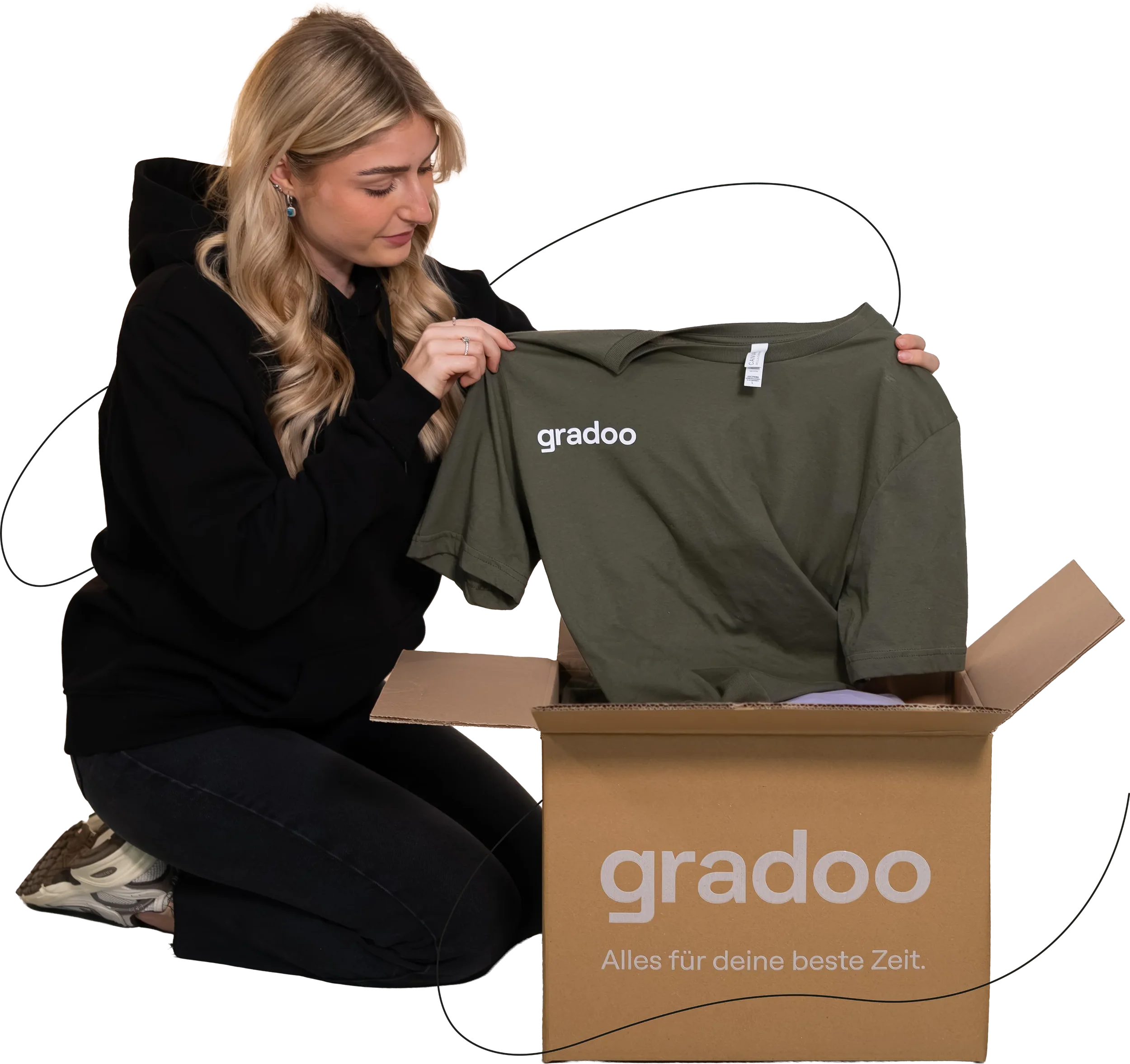 Frau in schwarzen Kleidung und Sneakers packt ein grünes T-Shirt mit der Aufschrift 'gradoo' aus einer Versandbox. Die Box trägt die Aufschrift 'gradoo' und den Slogan 'Alles für deine beste Zeit'.