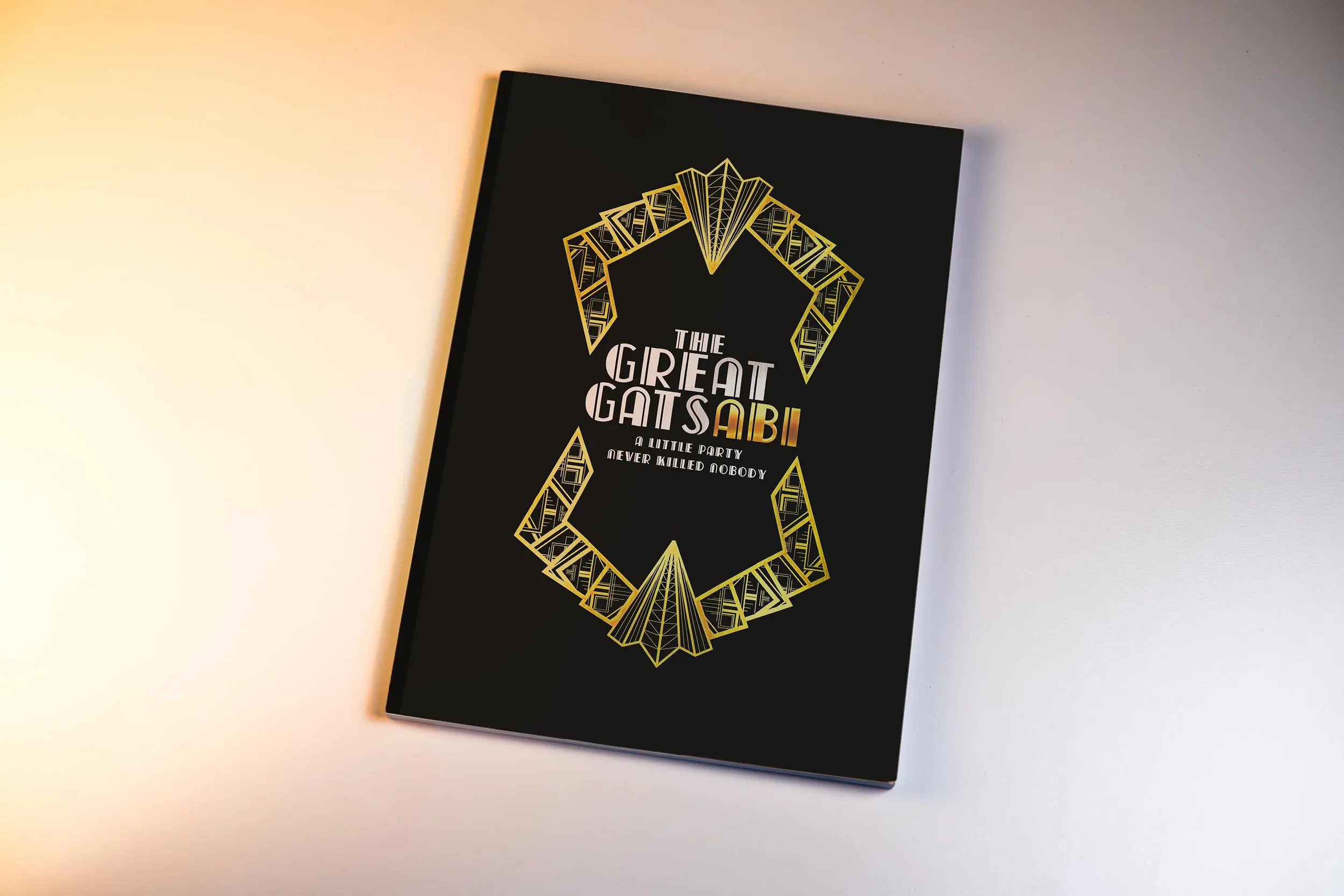 Schwarzes Buch mit goldenen geometrischen Mustern und Schrift, Titel: "The Great GatsSabi" auf weißem Hintergrund