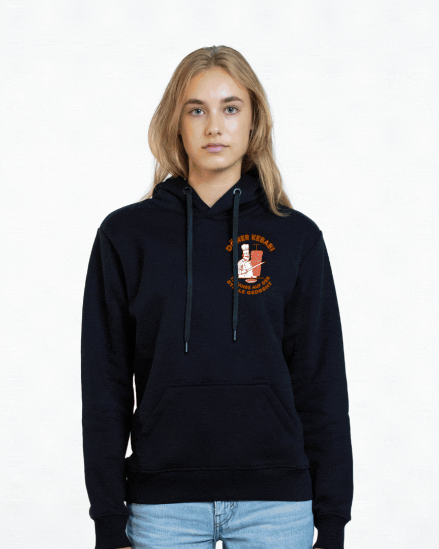 Frau trägt schwarze Kapuzenjacke mit roten und weißen Druck auf der Brust, auf weißem Hintergrund.