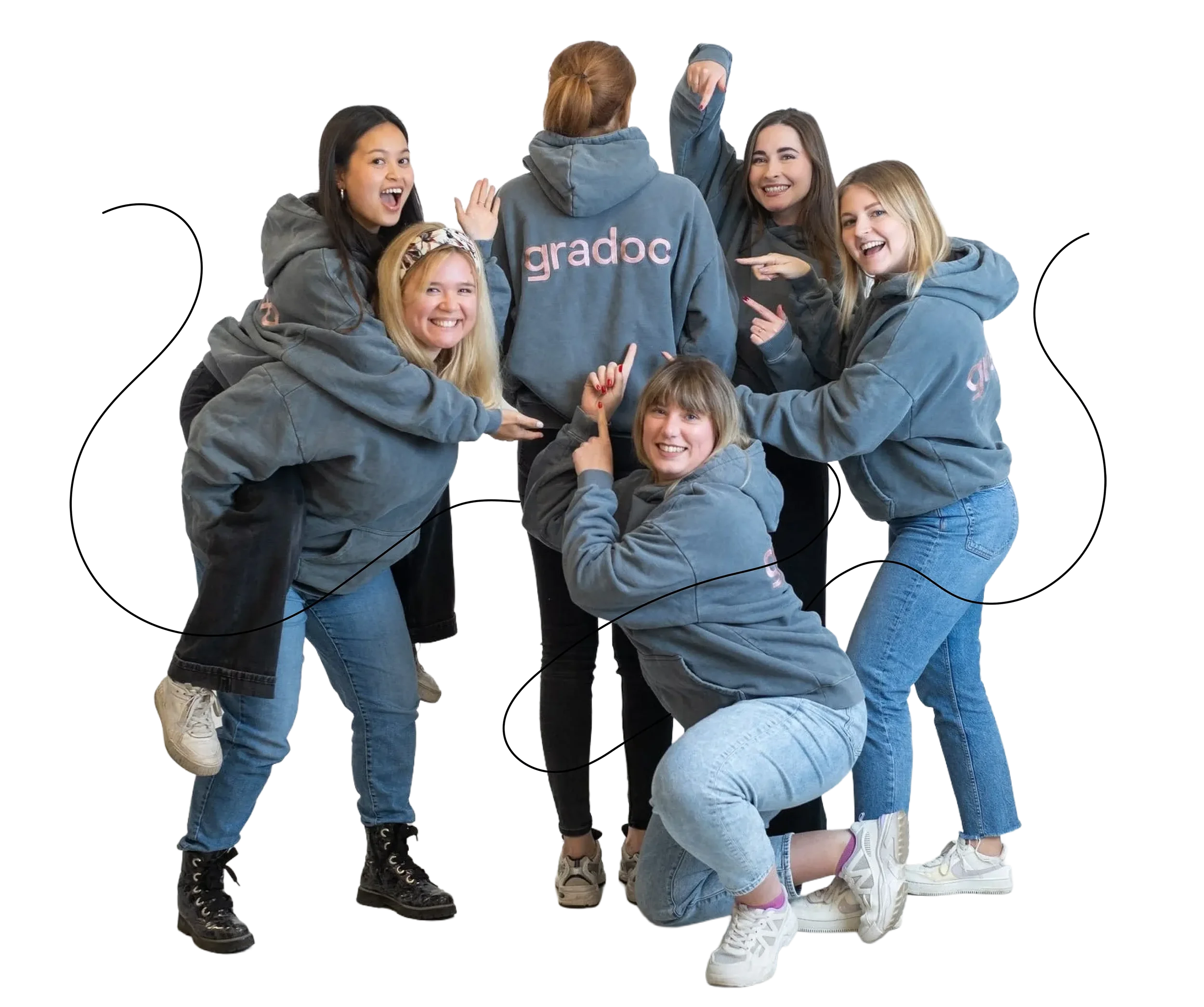 Eine Gruppe junger Frauen, die graue Hoodies mit dem Logo 'gradoc' tragen, posieren fröhlich und lachen vor einer weißen Kulisse.