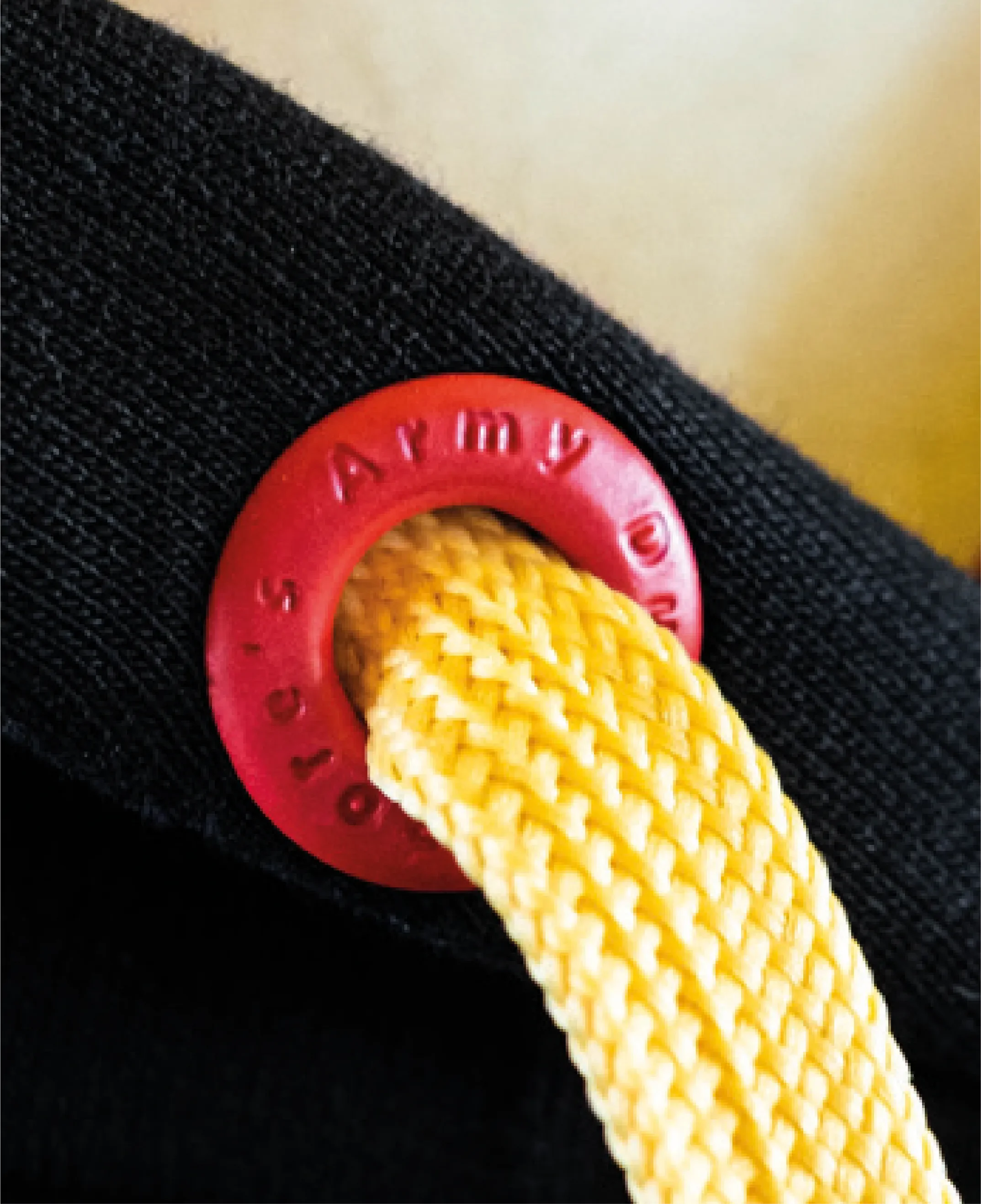 Nahaufnahme eines pinken Taktstoppers mit einem Rillen-gelben Gurt.