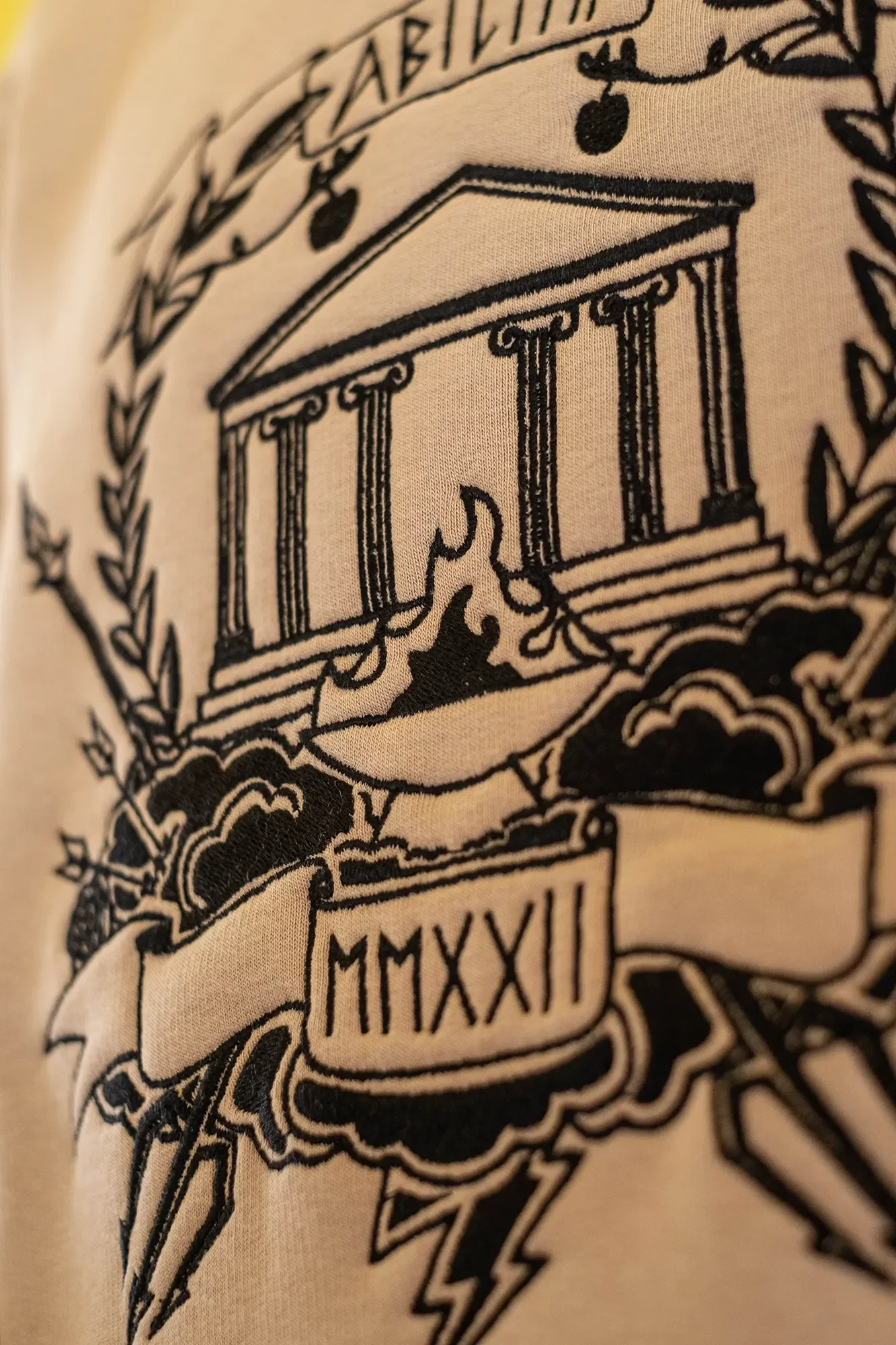 Illustration eines klassischen griechischen Tempels mit Säulen, umgeben von Wolken, Flammen und Zickzacklinien, mit einer Tafel mit römischen Zahlen MMXXII (2022).