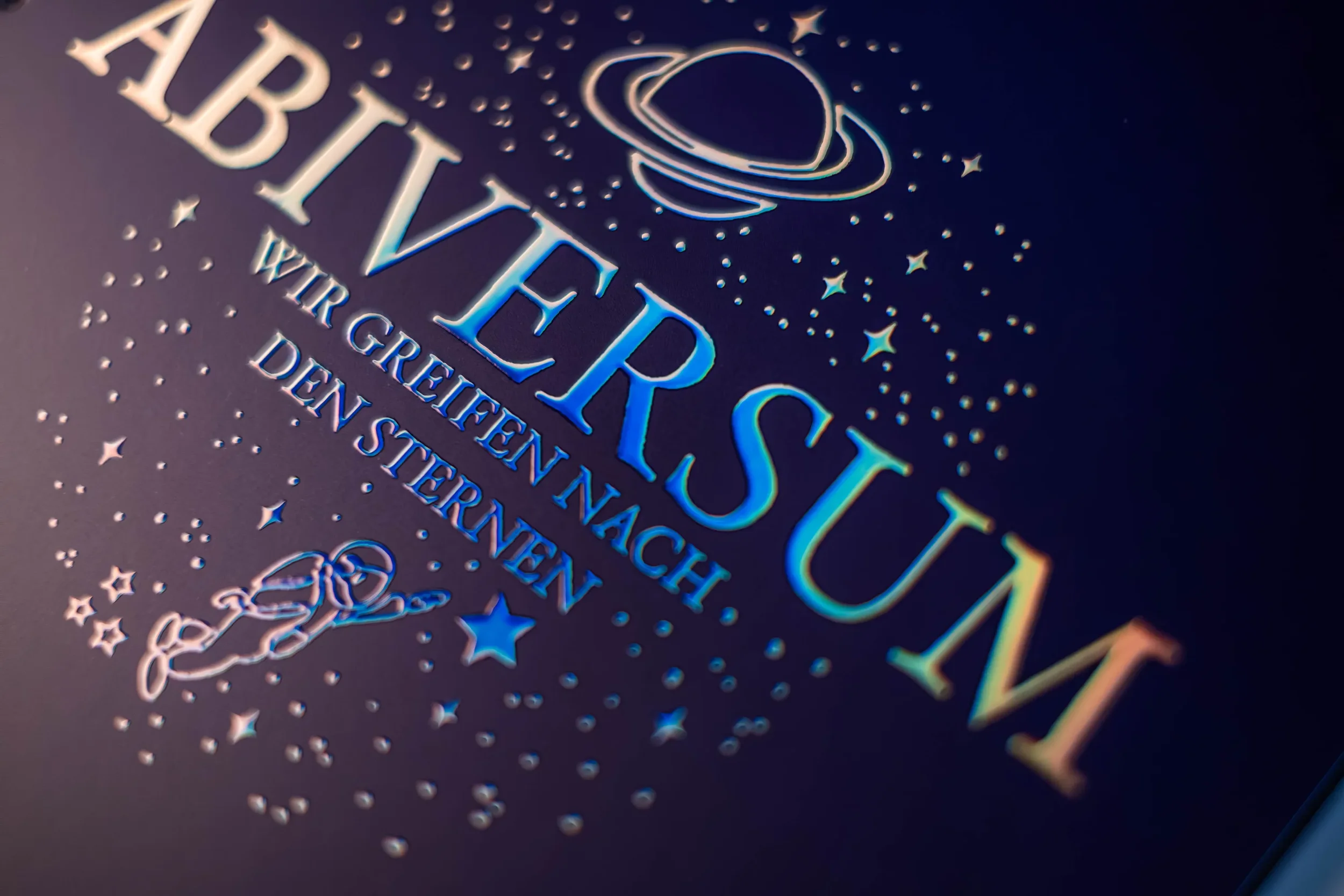 Grafik mit dem Text 'Abenteuer' und einer Raumfahrt-Illustration, inklusive Astronaut, Planeten und Sternen, auf dunklem Hintergrund.