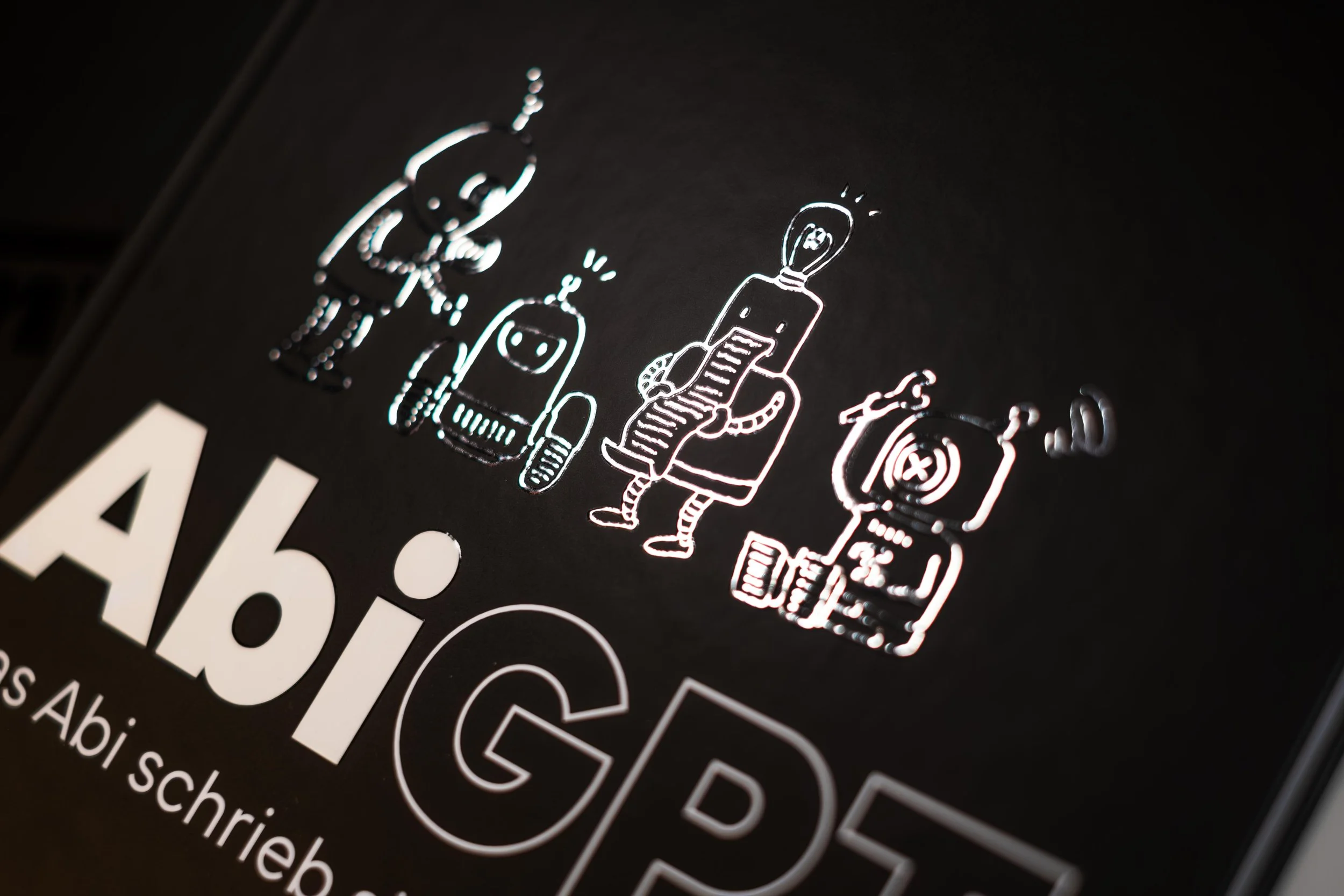 Leuchteffekt auf einem schwarzen Hintergrund mit weißen, handgezeichneten Robotern und einer Person, darunter der Text 'Abib'.