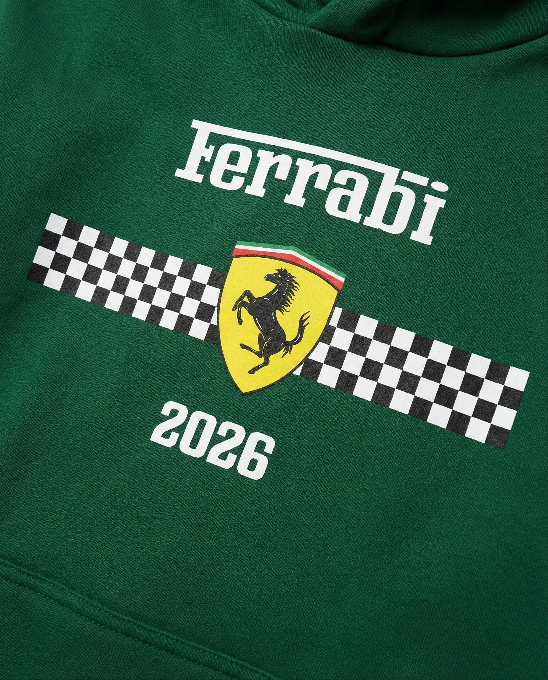 Grünes Ferrari-T-Shirt mit Ferrari-Logo, schwarzen und weißen Karomuster und der Nummer 2026.