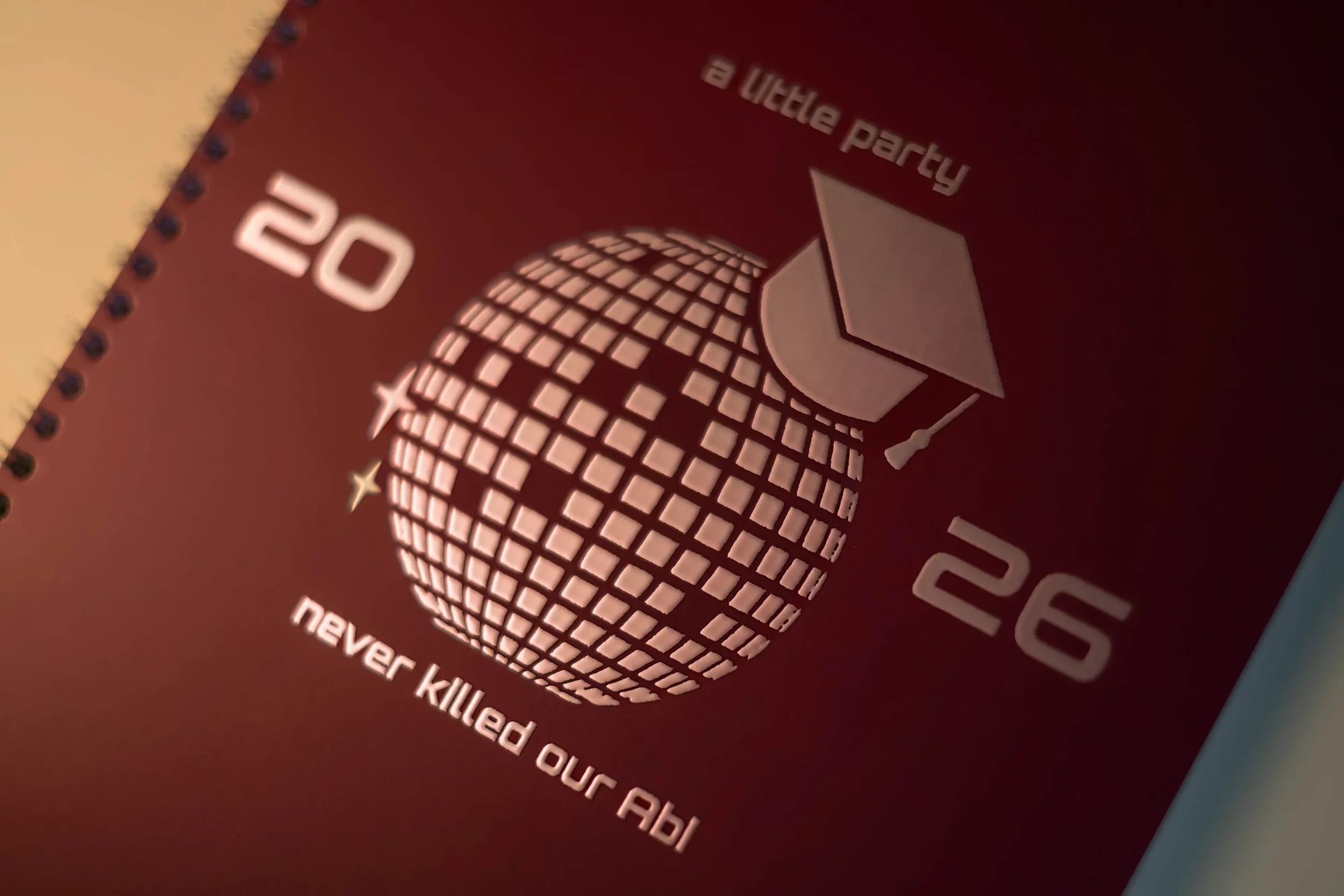 Plakat für die Little Party 2026 mit einem stilisierten Globus und einer Diskokugel, ergänzt durch den Slogan 'never killed our Abi'.