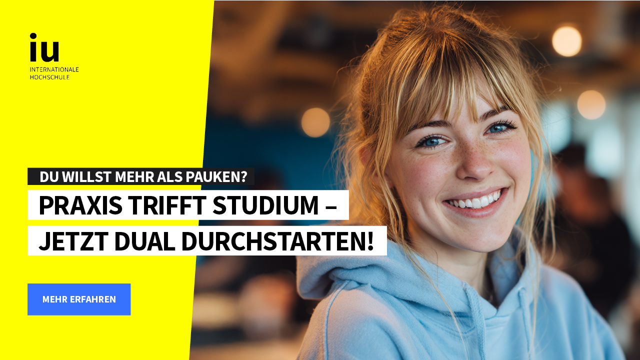 Junge Frau mit blonder Haare in blauer Kapuzenjacke lächelnd in einem Café.