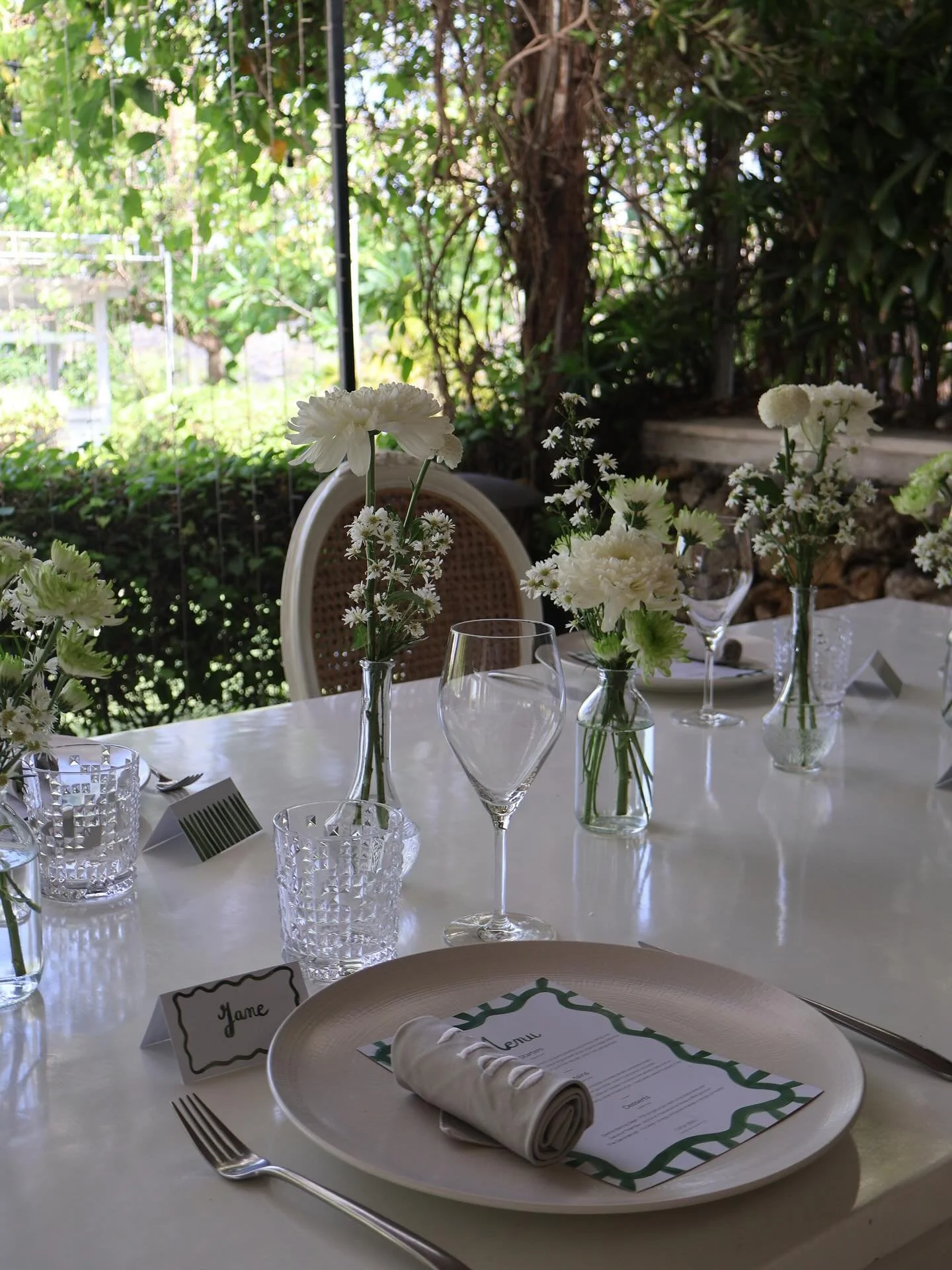 GREEN ME 🌲
Fresh. Elegant. With a twist of je ne sais quoi.
Because green is not just a color &mdash; it&rsquo;s an energy, a vibe, a table that feels alive.

From food to drinks to arty details, this collection turns your event into something vibra