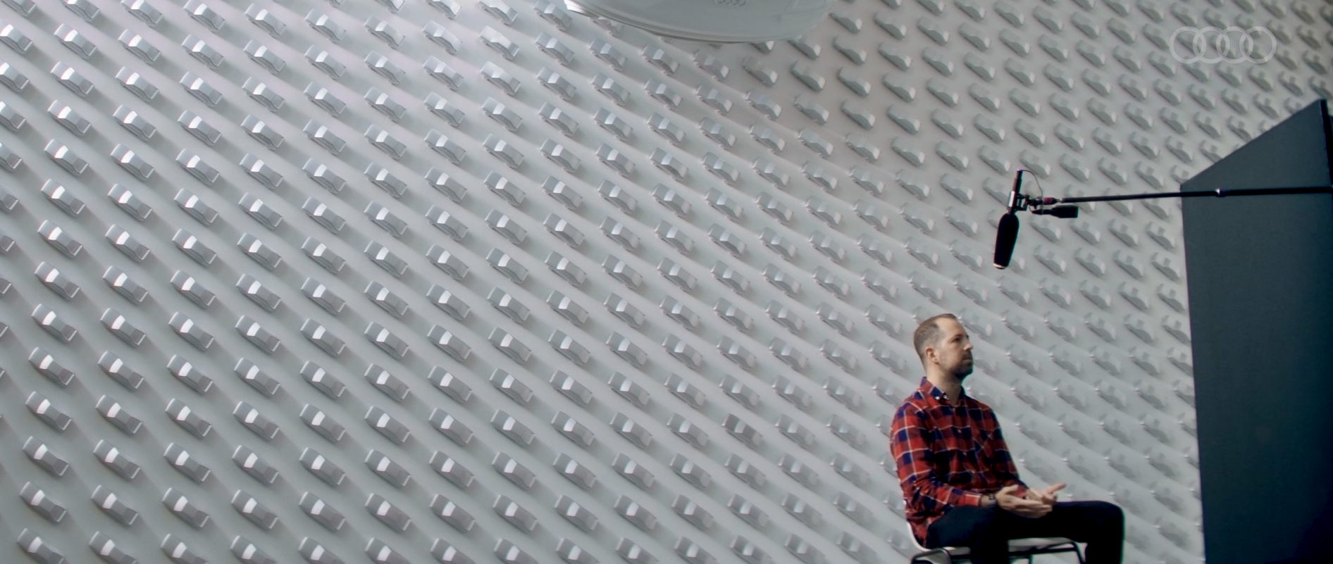 Audi Designer Jason Battersby bei den Aufnahmen in der Pinakothek der Moderne