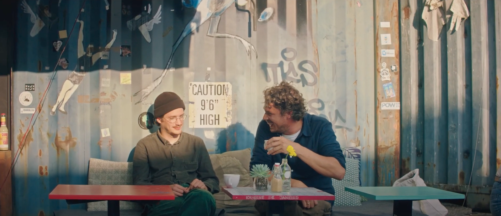 Die Gebrüder Kuhlmann vorm Container Collective beim Kaffee