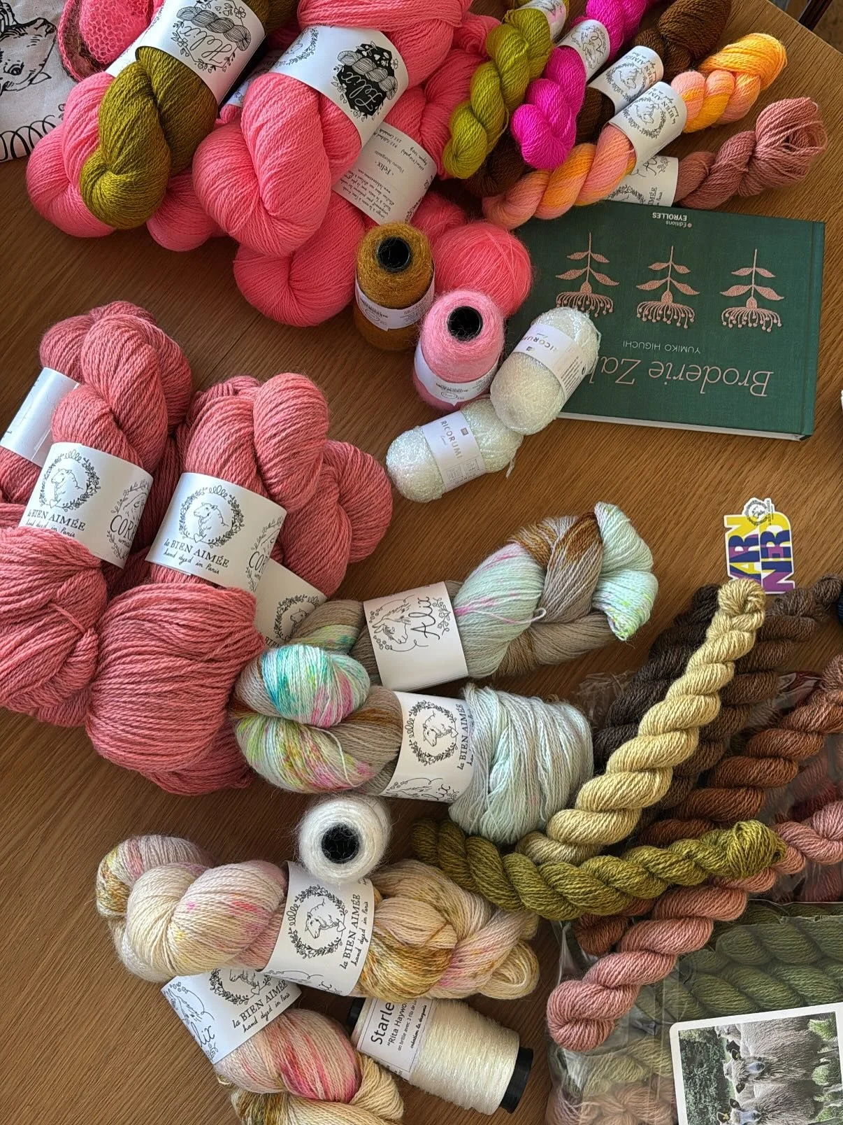 Vi havde en fest ✨🧶✨
P&aring; vores efter&aring;rstur havde vi organiseret et par timer sammen med Aim&eacute;e fra @labienaimee 
Hun fortalte om sit firma, hendes garner og modeller. De &aring;bnede deres showroom helt exceptionnelt for os 🥰 og vi