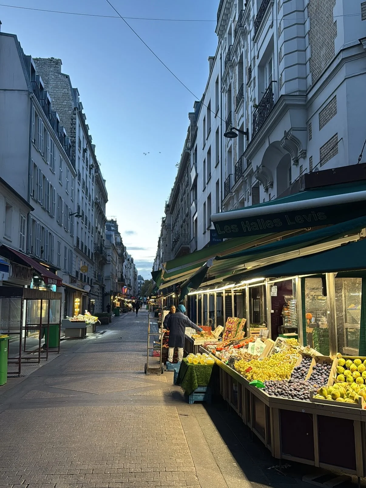 I Frankrig er l&oslash;rdag markedsdag 🥕🧄🥬🍅
Paris er ingen undtagelse og 5 minutters g&aring;tur fra lejligheden ligger dette sk&oslash;nne marked. Gaden er smuk og levende og alle butikker spiller med. 
Ud over de traditionnelle madboder er gade