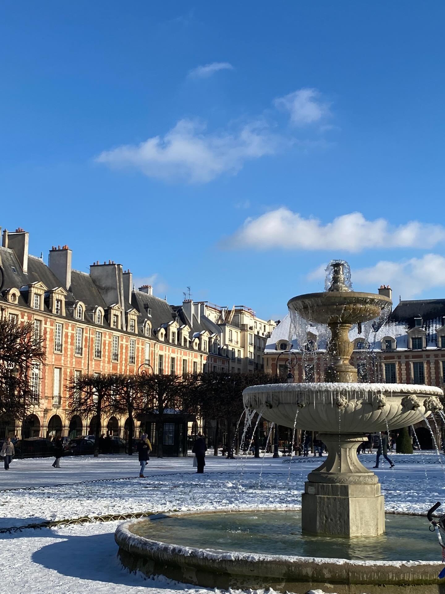 Endnu en sk&oslash;n dag i Paris 💗hvor Mathilde og jeg fik tjekket nye steder til vores strikketure.  Og s&aring; ovenik&oslash;bet med lidt sne hist og pist❄️🩵❄️
Startede dagen med en tur til @lil_weasel hvor jeg fik byttet en garnvinder som jeg e