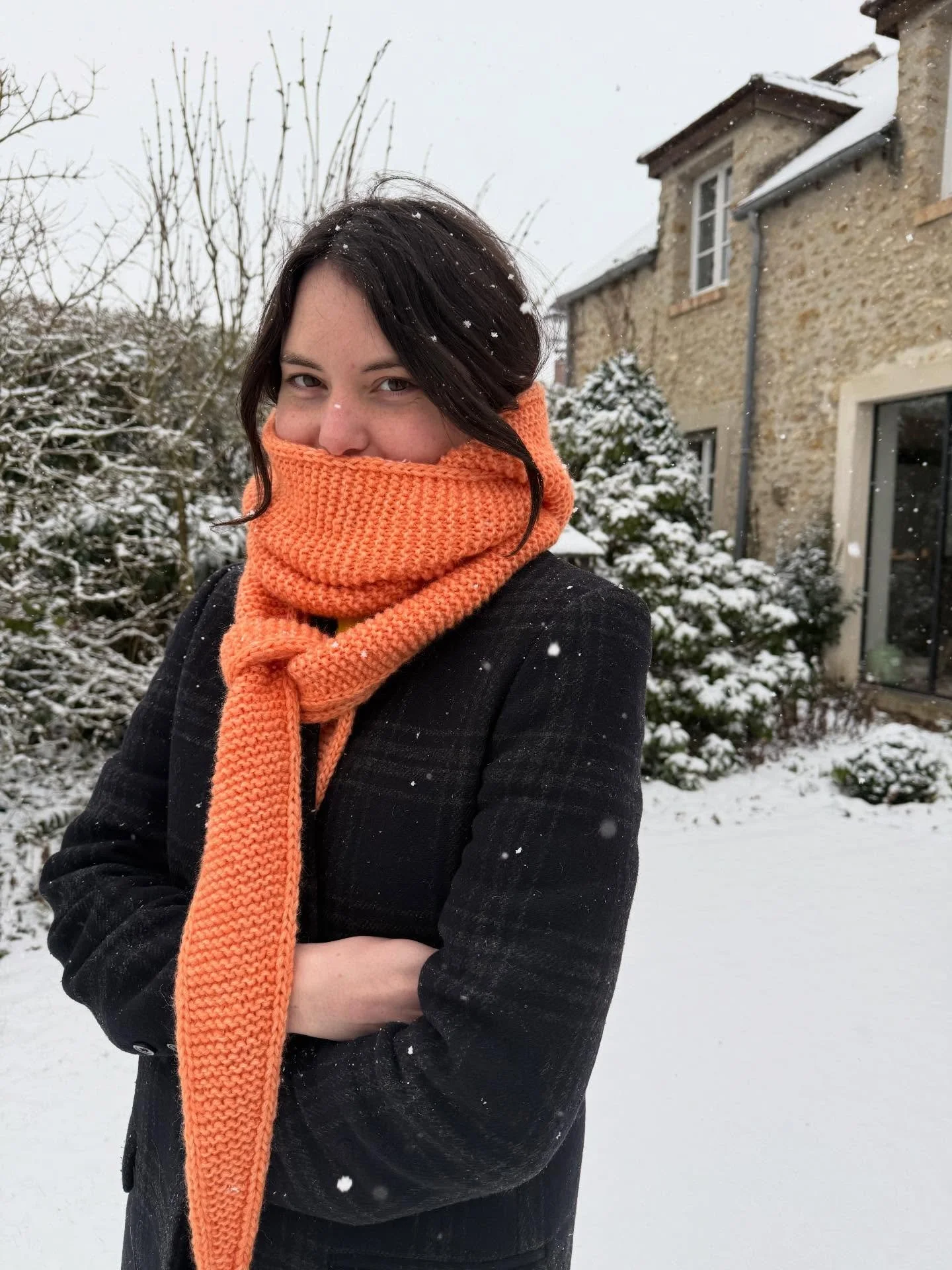 Er I klar til endnu en post af Sophie Hood i sneen? 😆
Vi er godt nok mange der har hygget os med strik af denne enkle og flotte kreation fra @petiteknit 

Mathilde har valgt garnet Snefnug i Koral farve fra @camarosedk og er den ikke bare smuk?

Mat