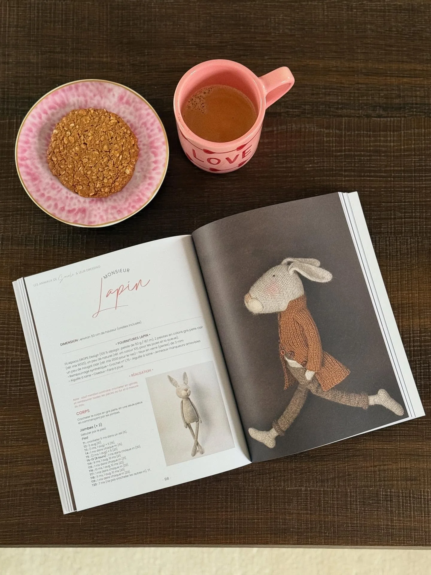 Cuteness overload warning!!!

Bogen her har jeg ikke kunne slippe siden jeg k&oslash;bte den i tirsdags🤎🤎🤎

Les animaux de Sosole &amp; leur dressing er s&aring; gennemf&oslash;rt stilfuld og cute at det n&aelig;sten ikke er til at b&aelig;re ❣️

