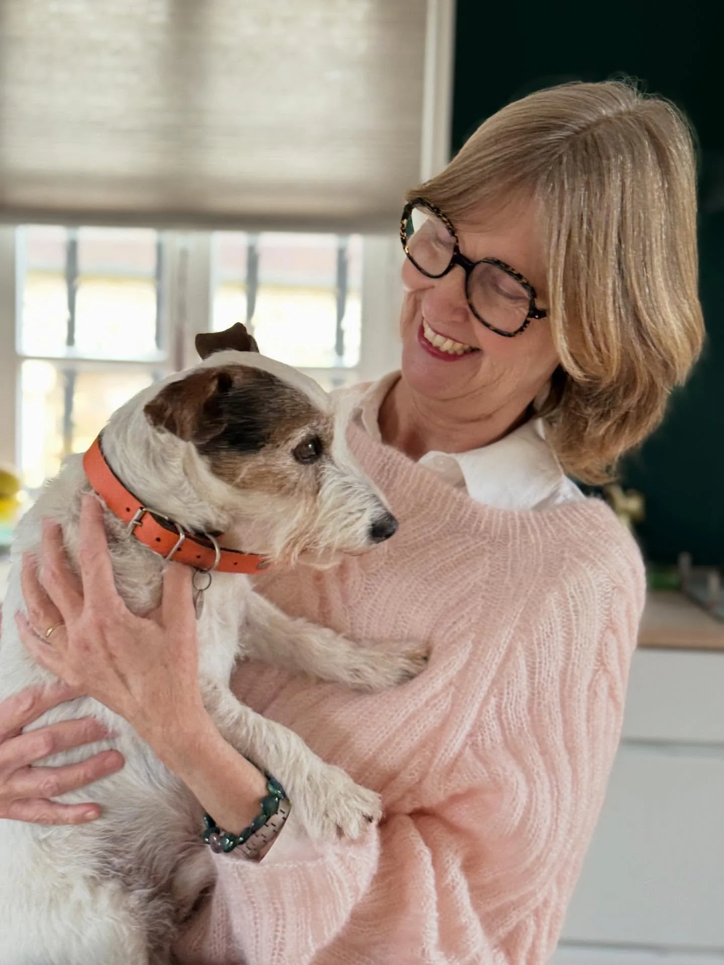 Idag skal I lige hilse p&aring; min lille skygge❣️ 
Howen er familiens snart 14 &aring;rige Jack Russel. Han f&oslash;lger os i et og alt. 
Kan ikke li&rsquo; alt for meget nusseri men eeeelsker at ligge p&aring; sk&oslash;det💖
Han er fast inventar 