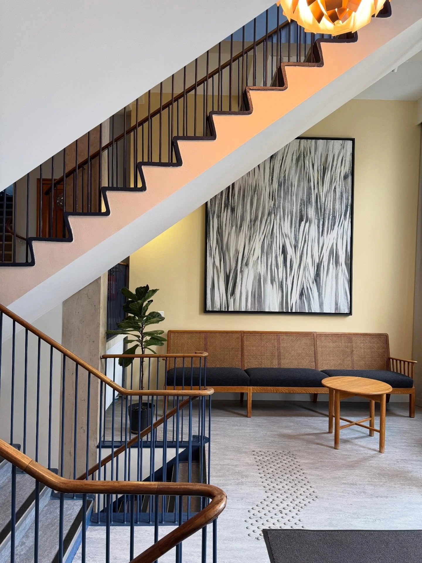 Vi arbejder p&aring; en helt ny strikkeoplevelse i f&oslash;rste uge af august og p&aring; denne danske perle i Paris. 
Er du klar til at pakke garnet? 🧳 

Vi poster mere i de kommende dage🥰  #knittinginparis 

📸 : Billede n2 er af Josefine Amelie