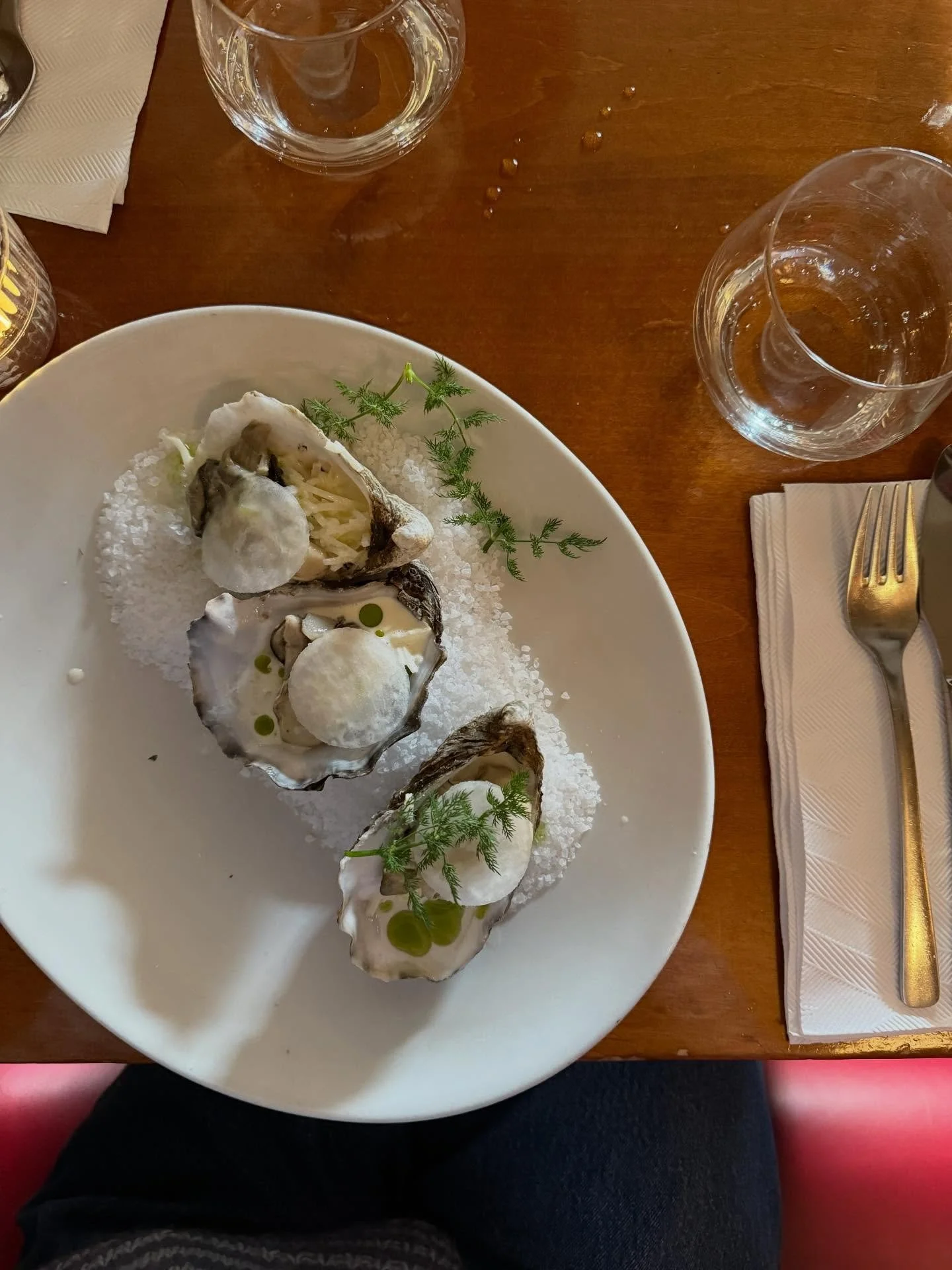 Frokost i Paris⭐️⭐️⭐️
Kender du det, n&aring;r du har spist p&aring; en restaurant og du bare er helt h&oslash;j bagefter?
Vi har fundet 10/10 stedet til vores strikketur i april og i juni og vi gl&aelig;der os allerede til at spise p&aring; dette fa